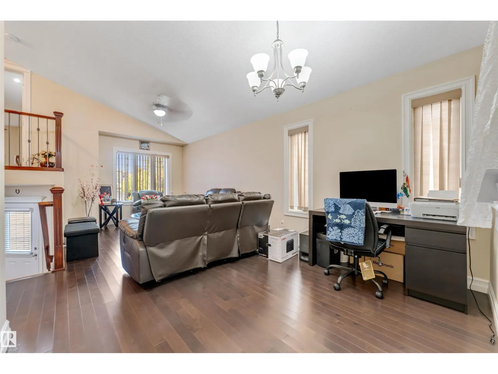 3015 24 AV NW