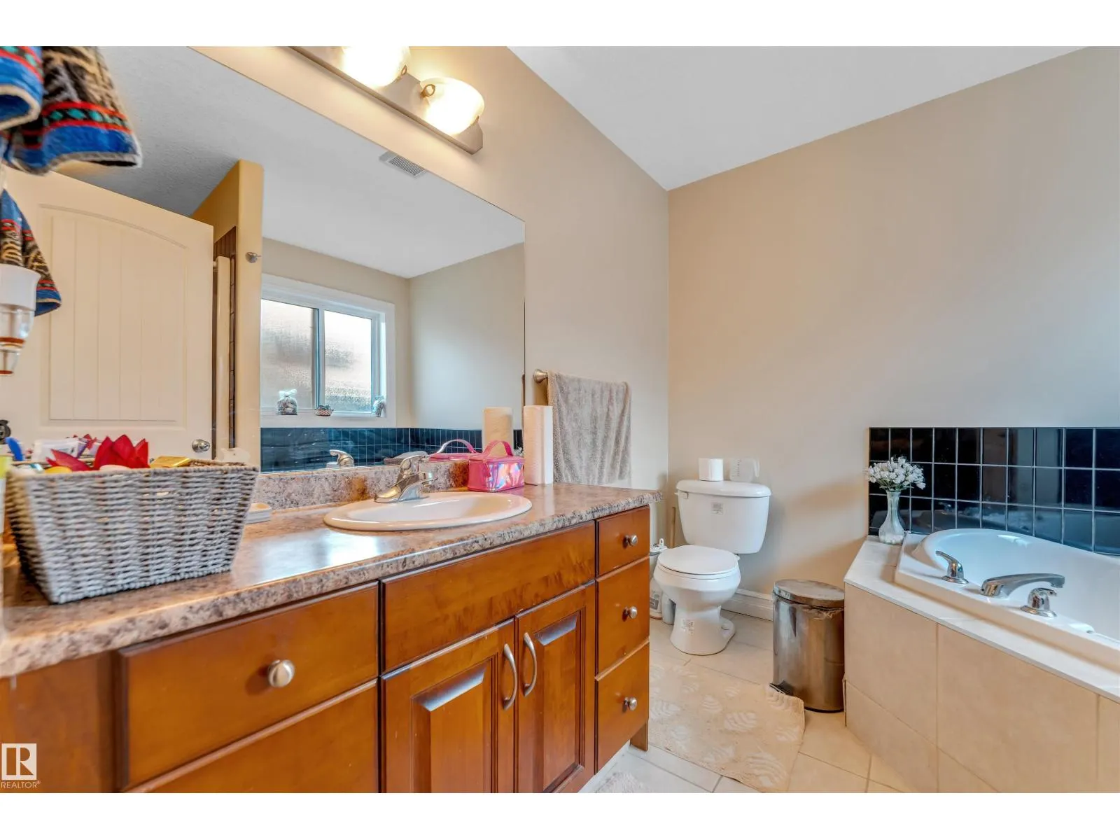 3015 24 AV NW