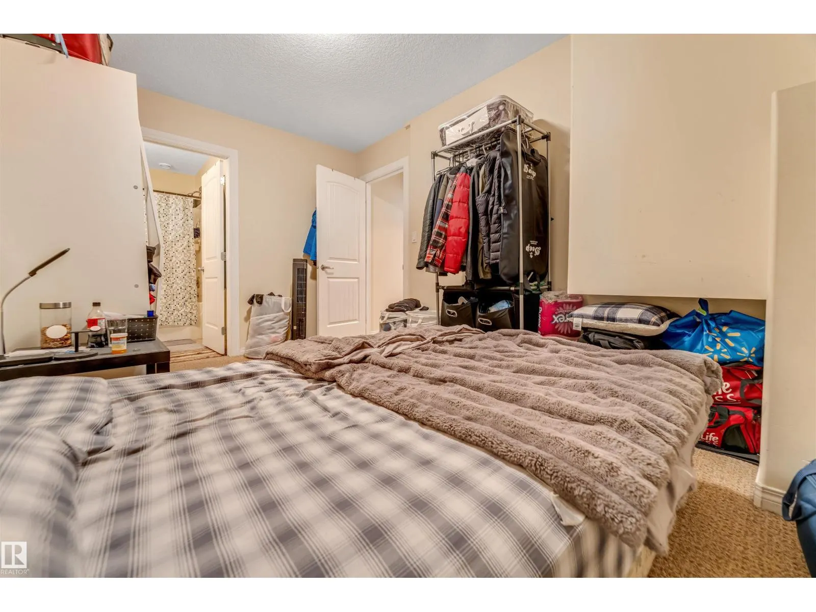 3015 24 AV NW