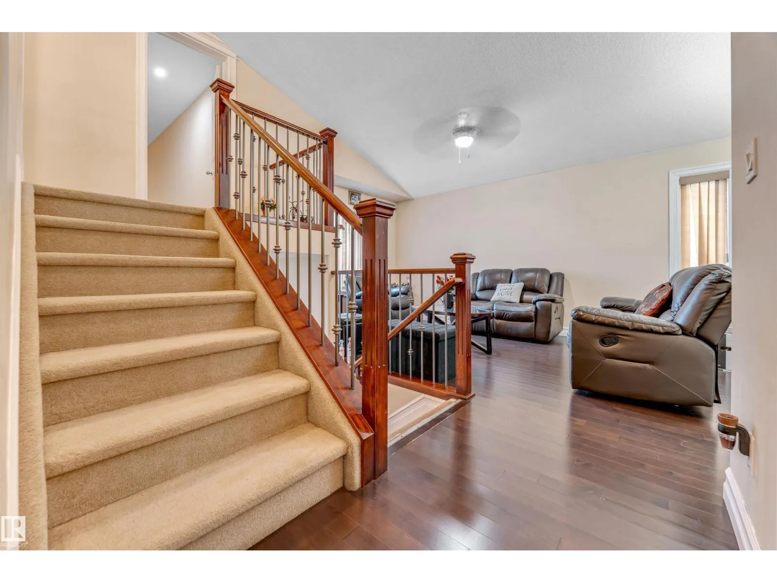 3015 24 AV NW