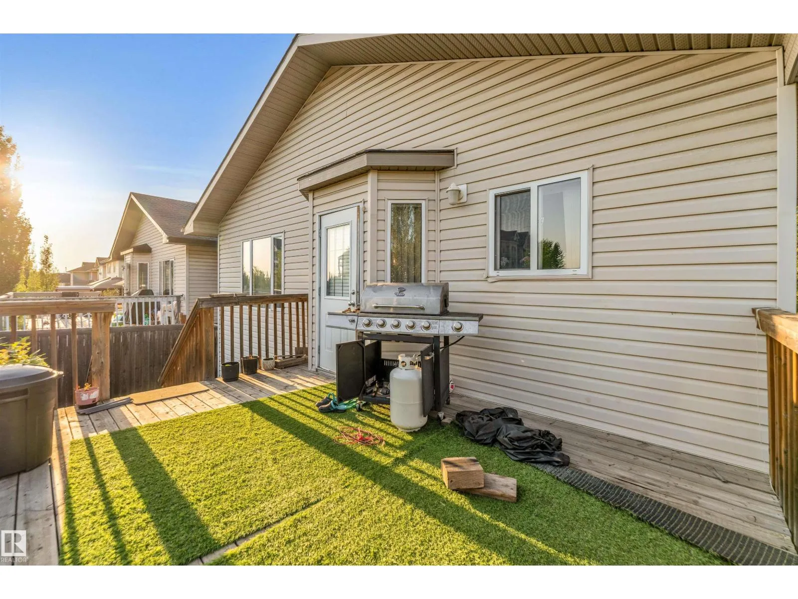 3015 24 AV NW