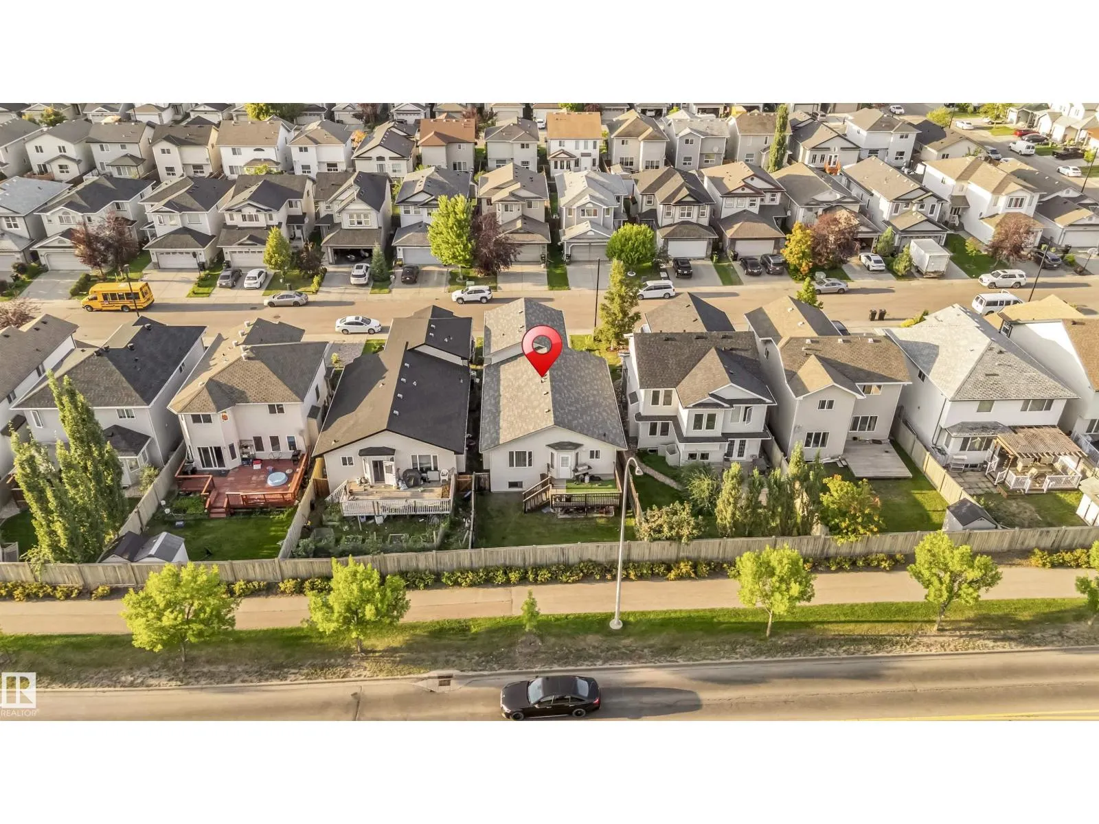 3015 24 AV NW