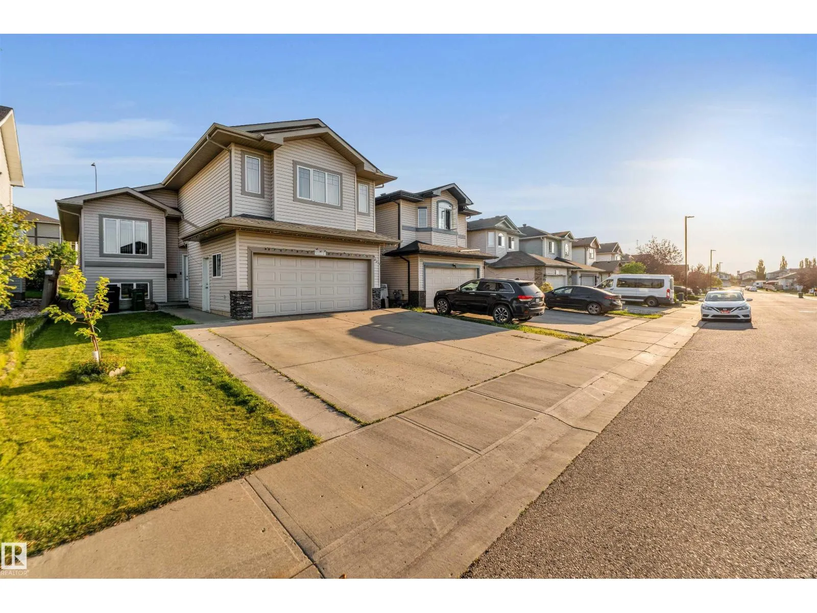 3015 24 AV NW