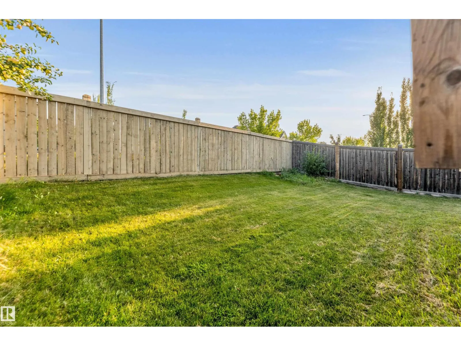 3015 24 AV NW