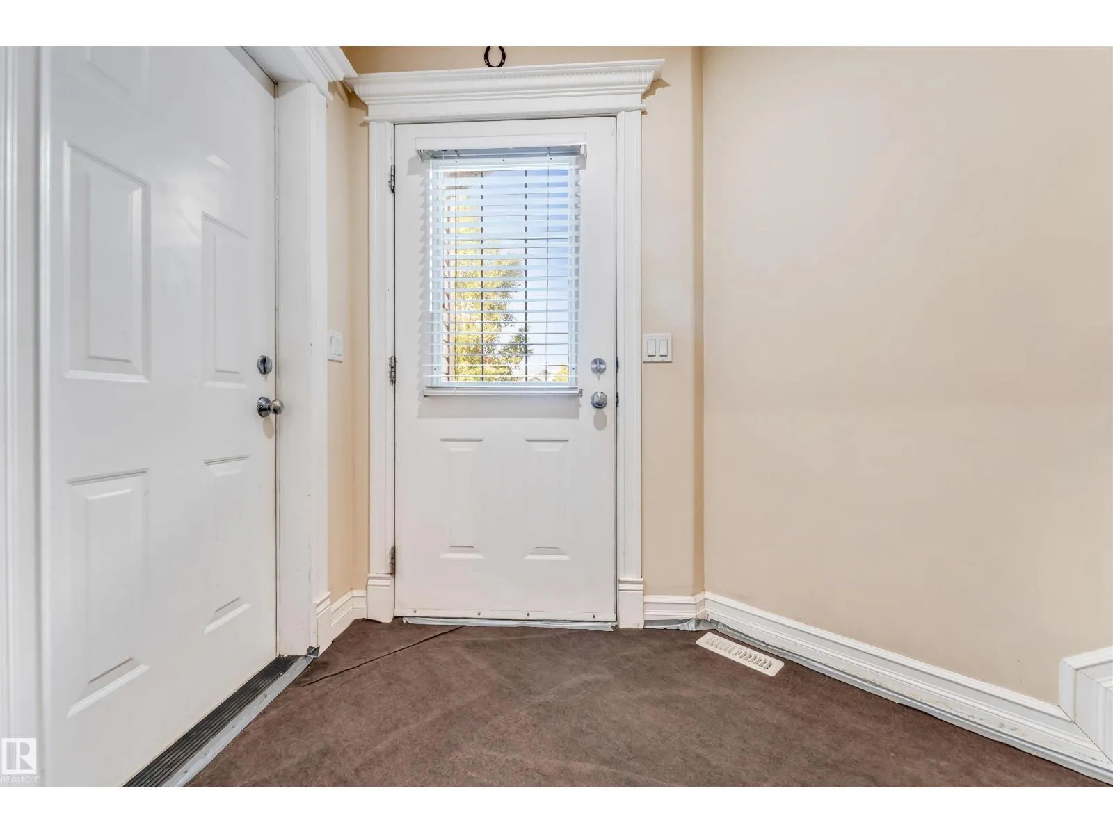 3015 24 AV NW
