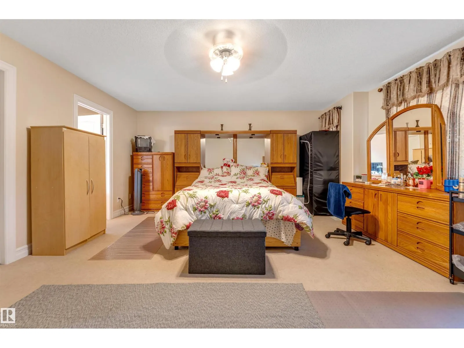 3015 24 AV NW