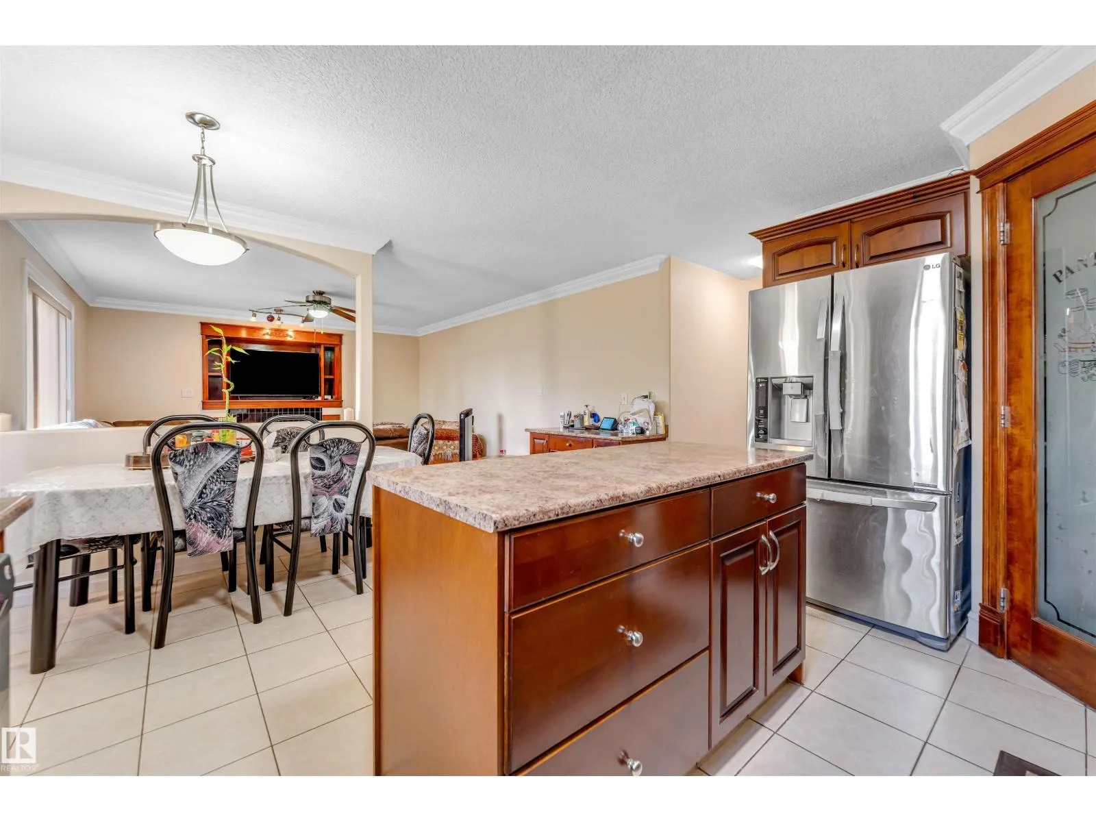3015 24 AV NW
