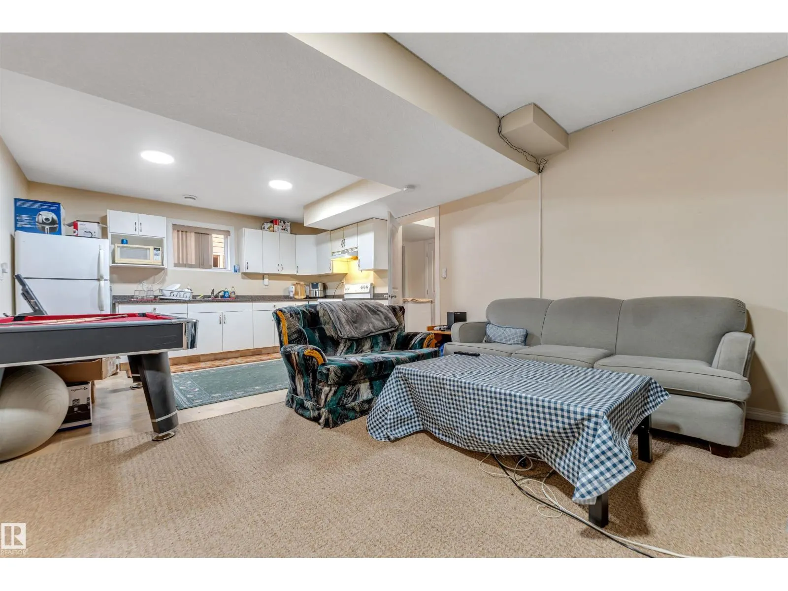 3015 24 AV NW