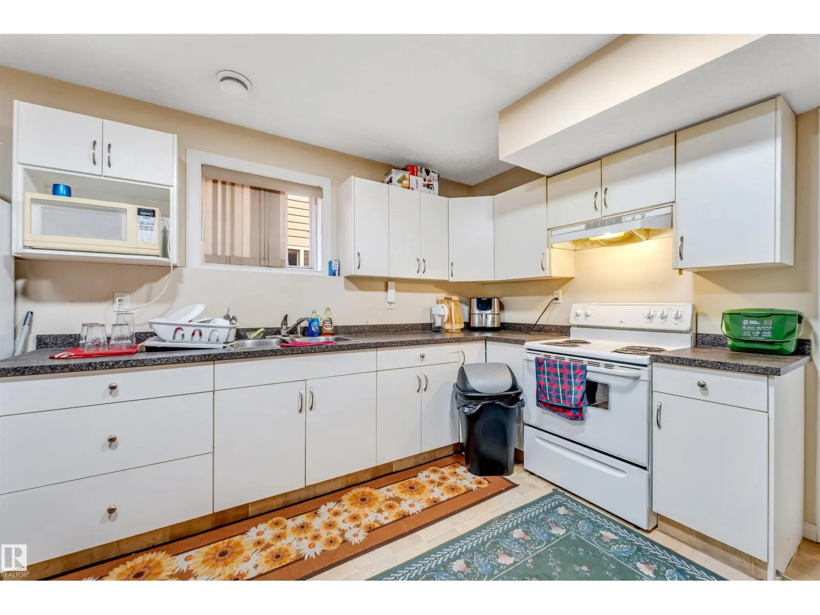 3015 24 AV NW