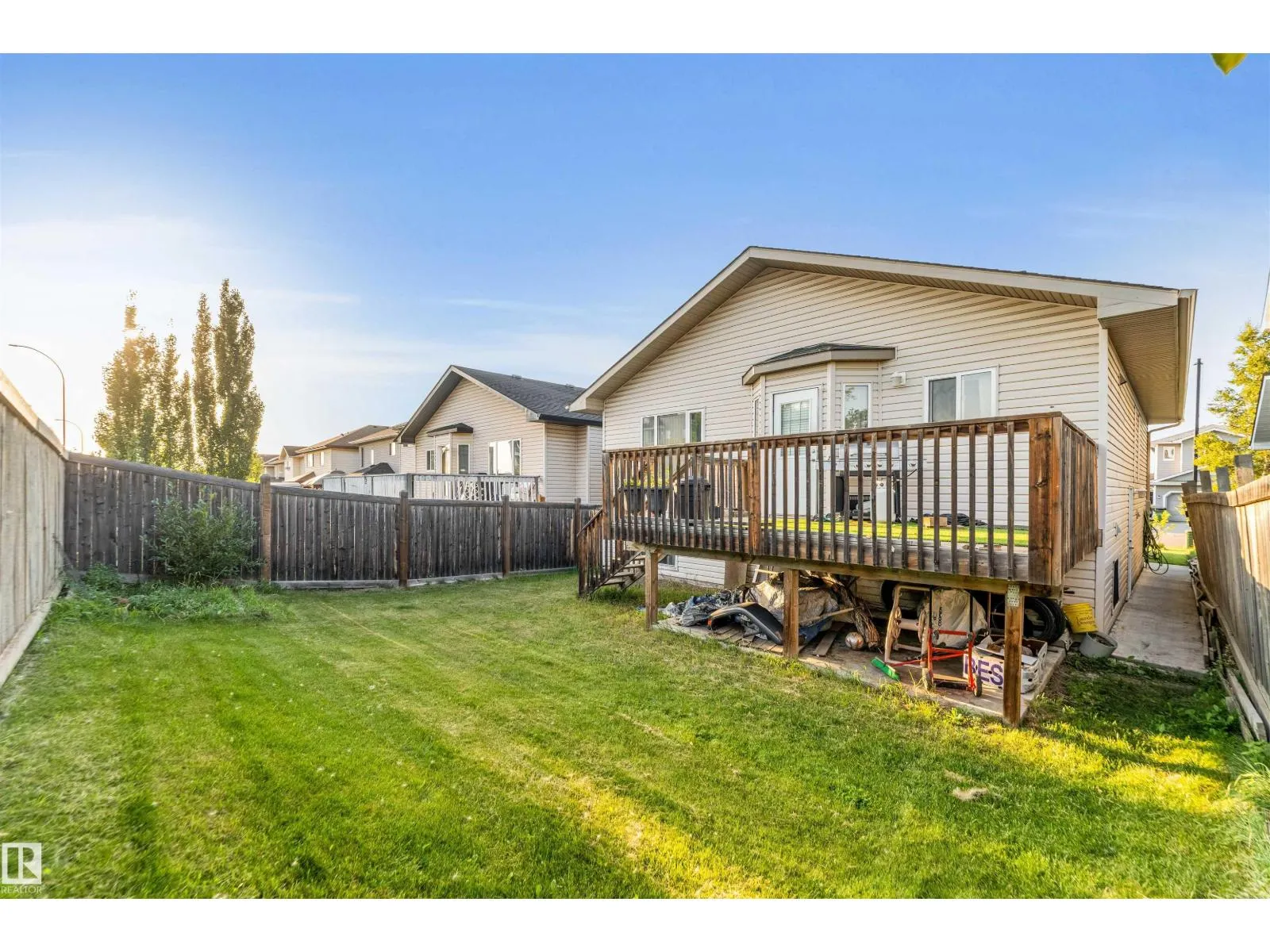 3015 24 AV NW