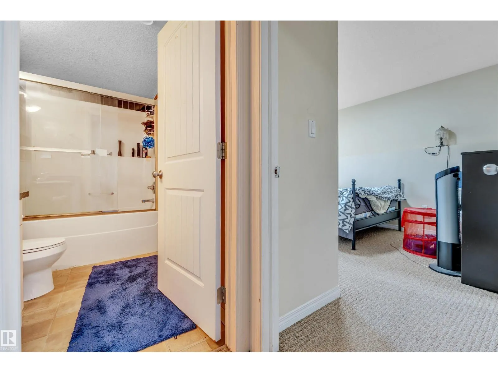 3015 24 AV NW