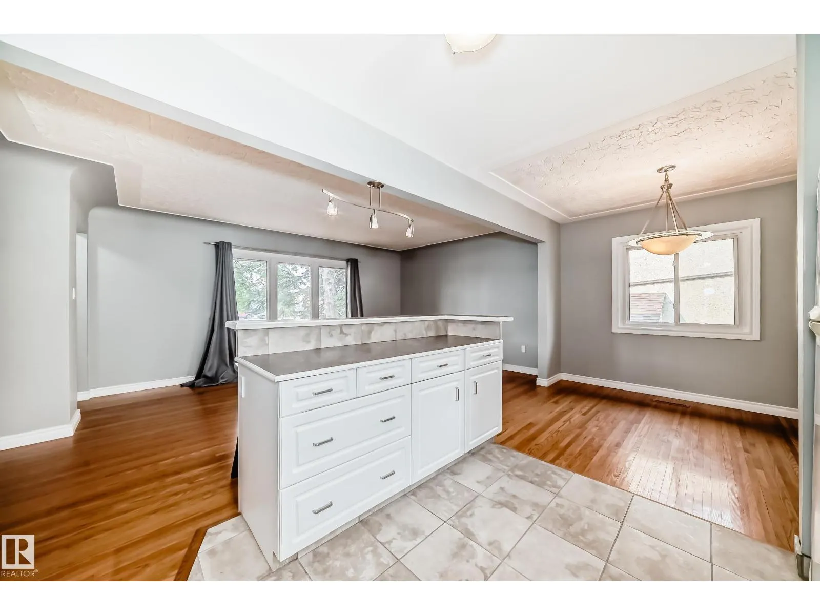 9816 63 AV NW