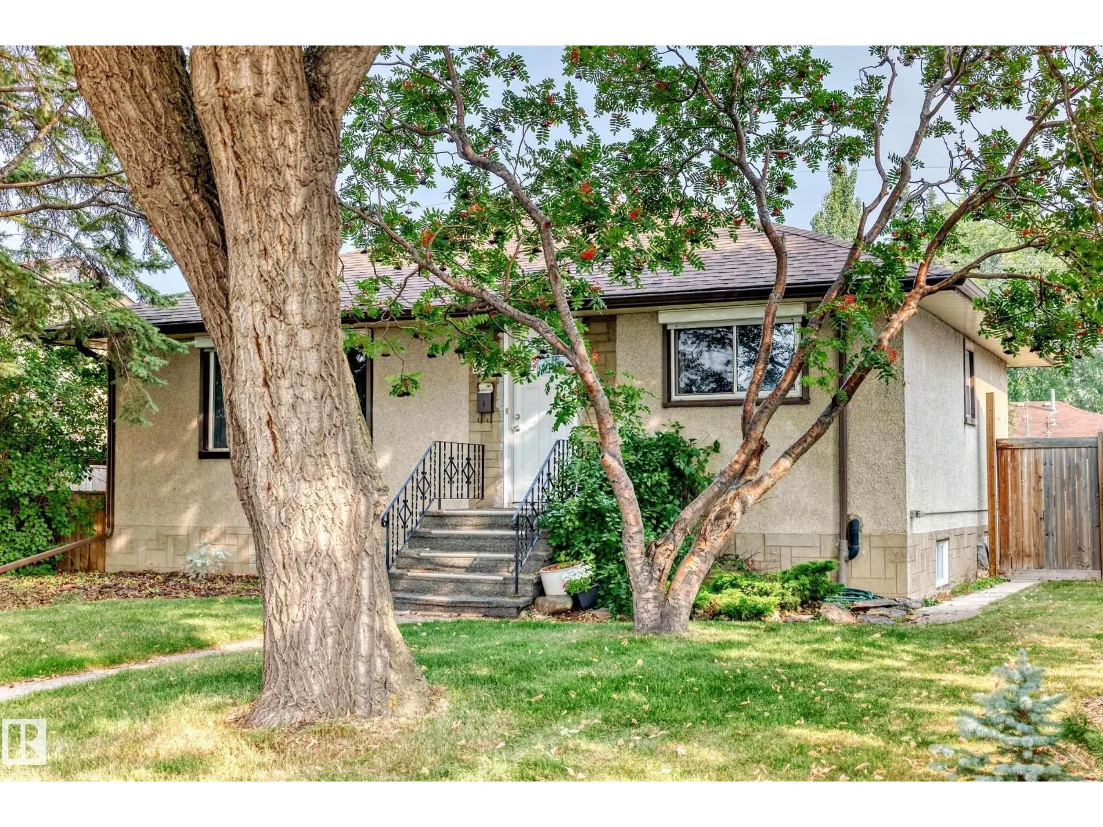 9816 63 AV NW