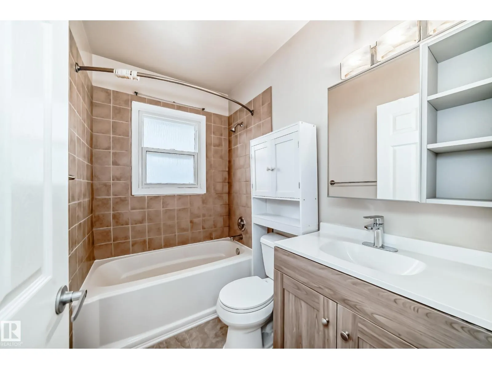 9816 63 AV NW