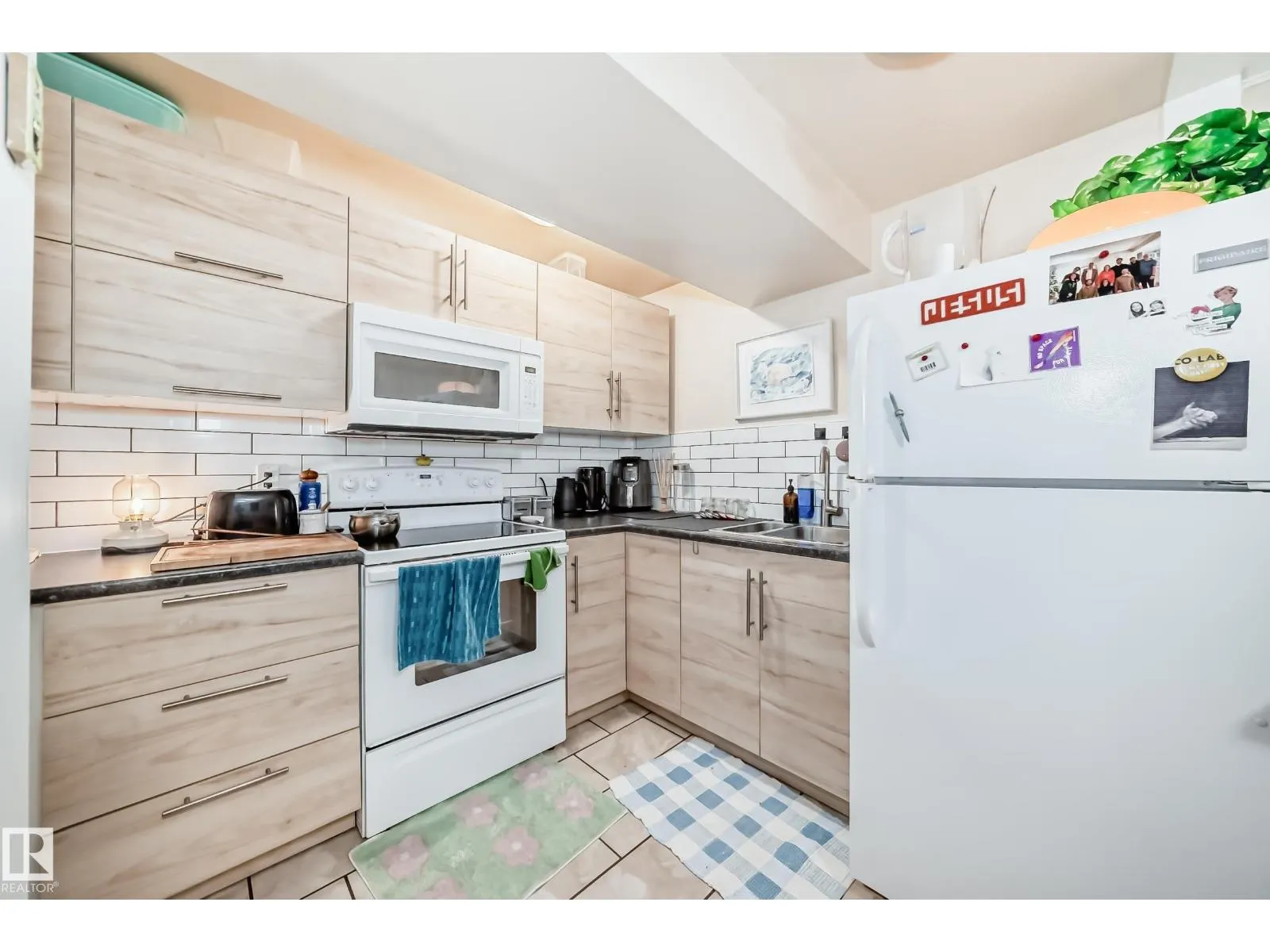 9816 63 AV NW