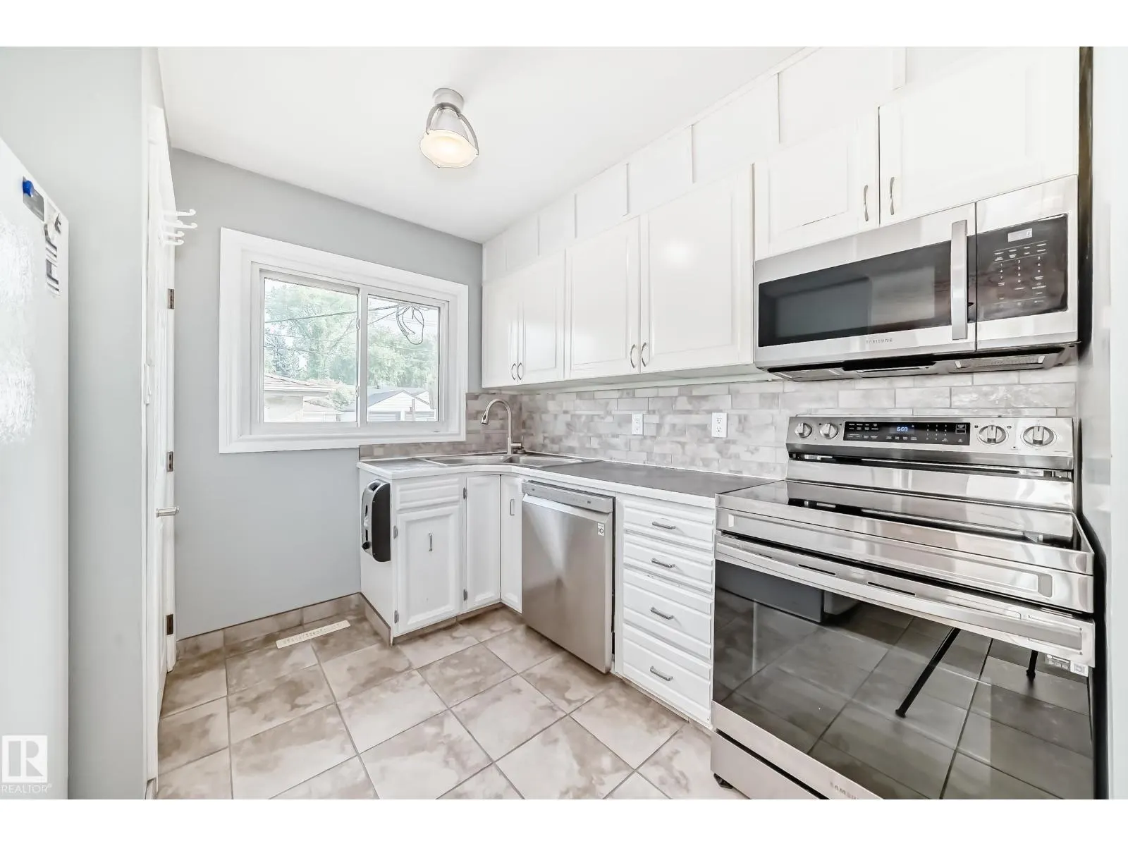 9816 63 AV NW