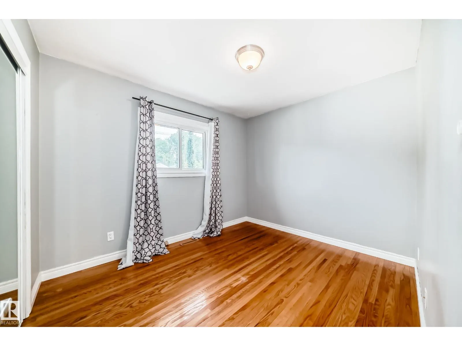 9816 63 AV NW