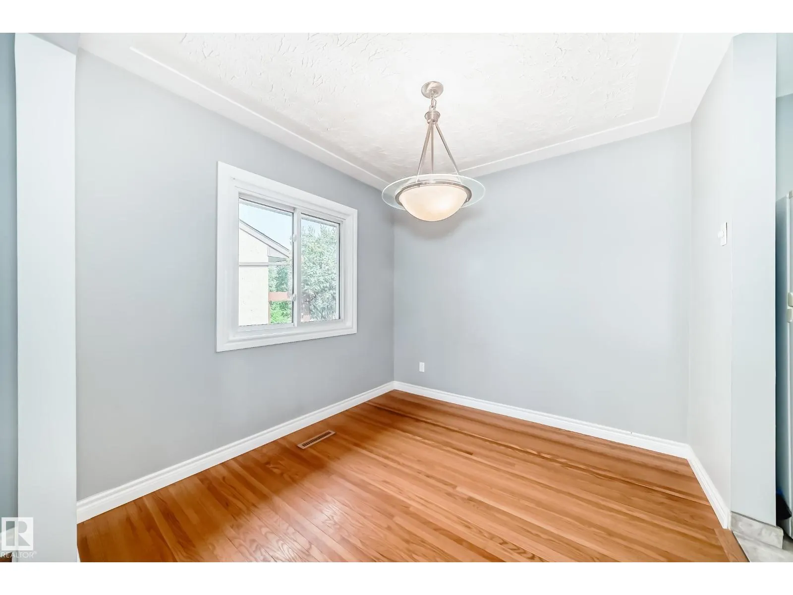 9816 63 AV NW