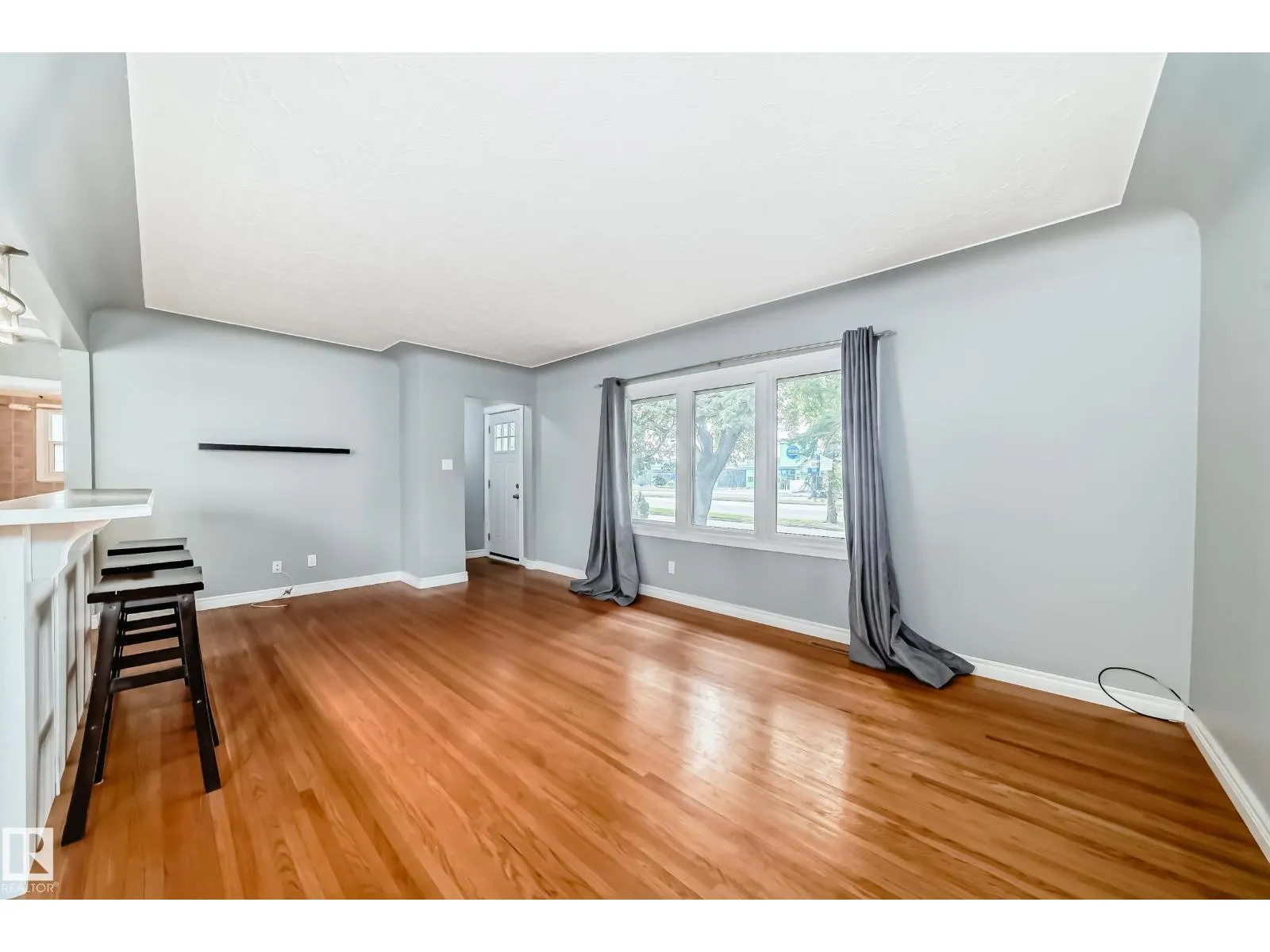 9816 63 AV NW