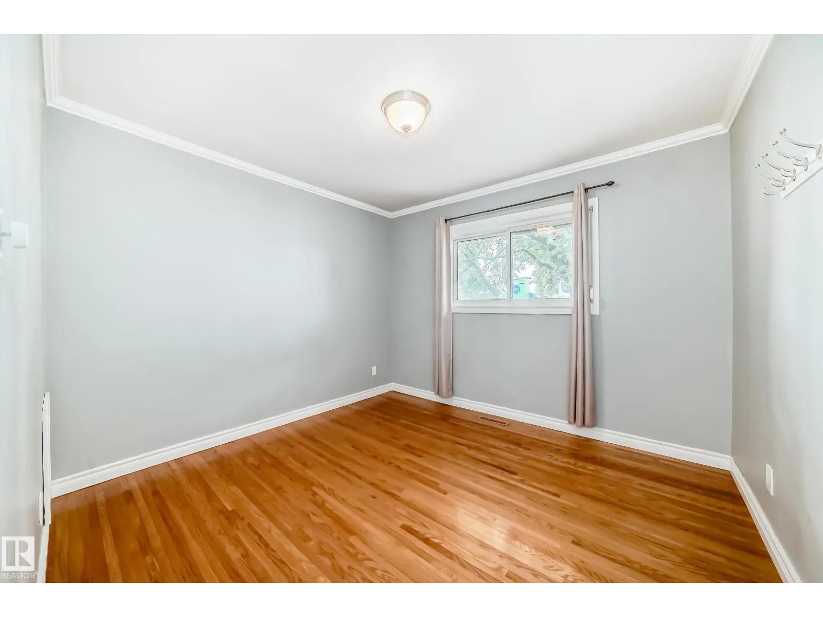 9816 63 AV NW