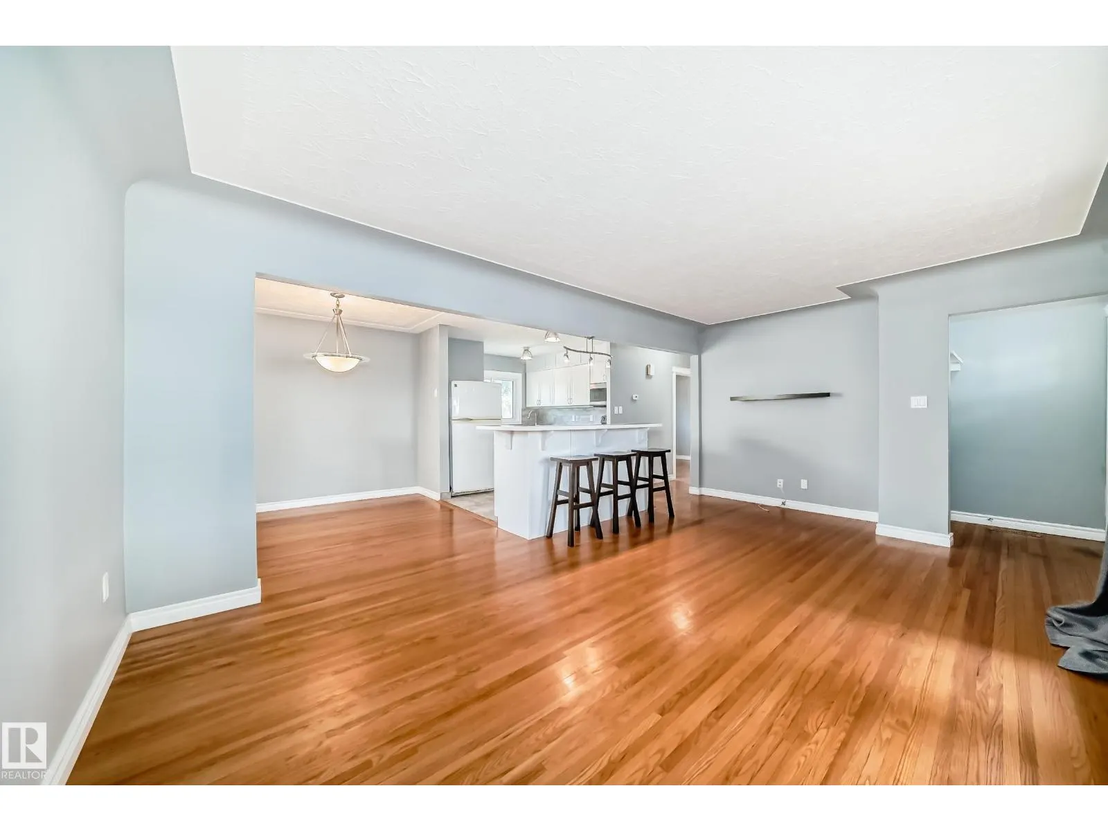 9816 63 AV NW