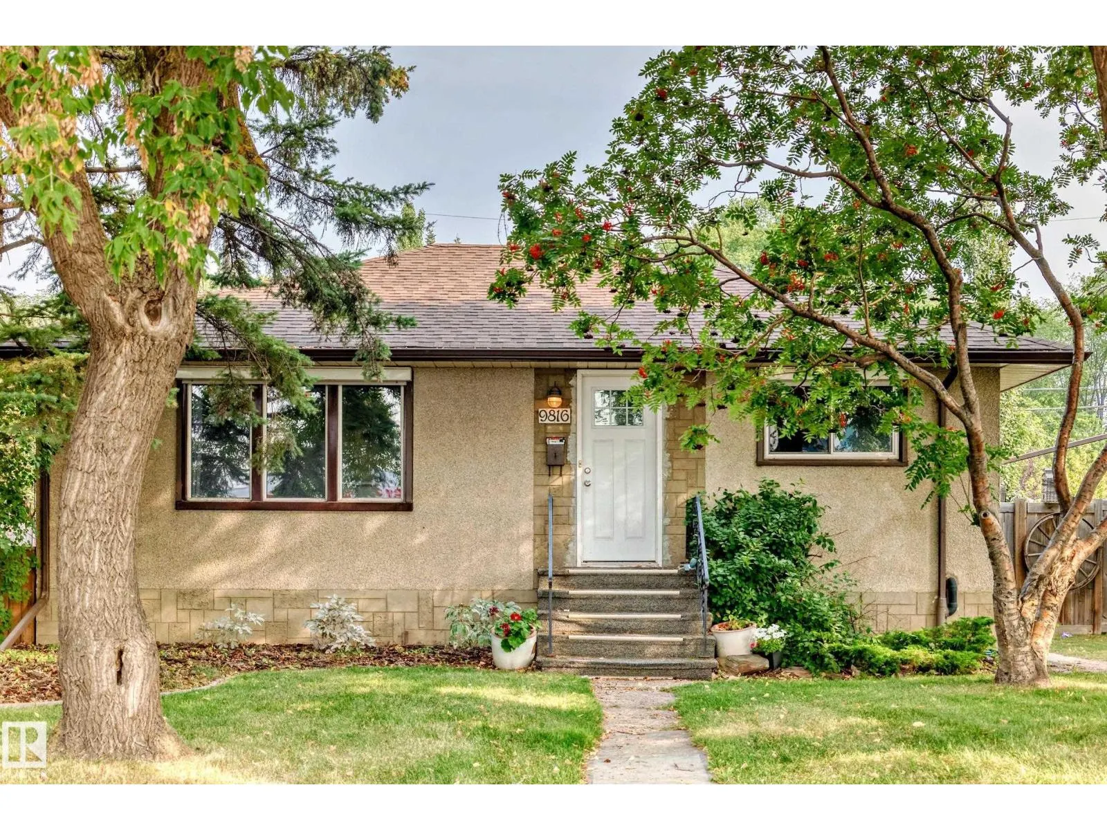 9816 63 AV NW