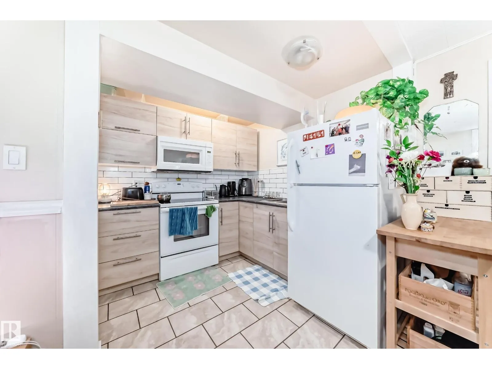 9816 63 AV NW