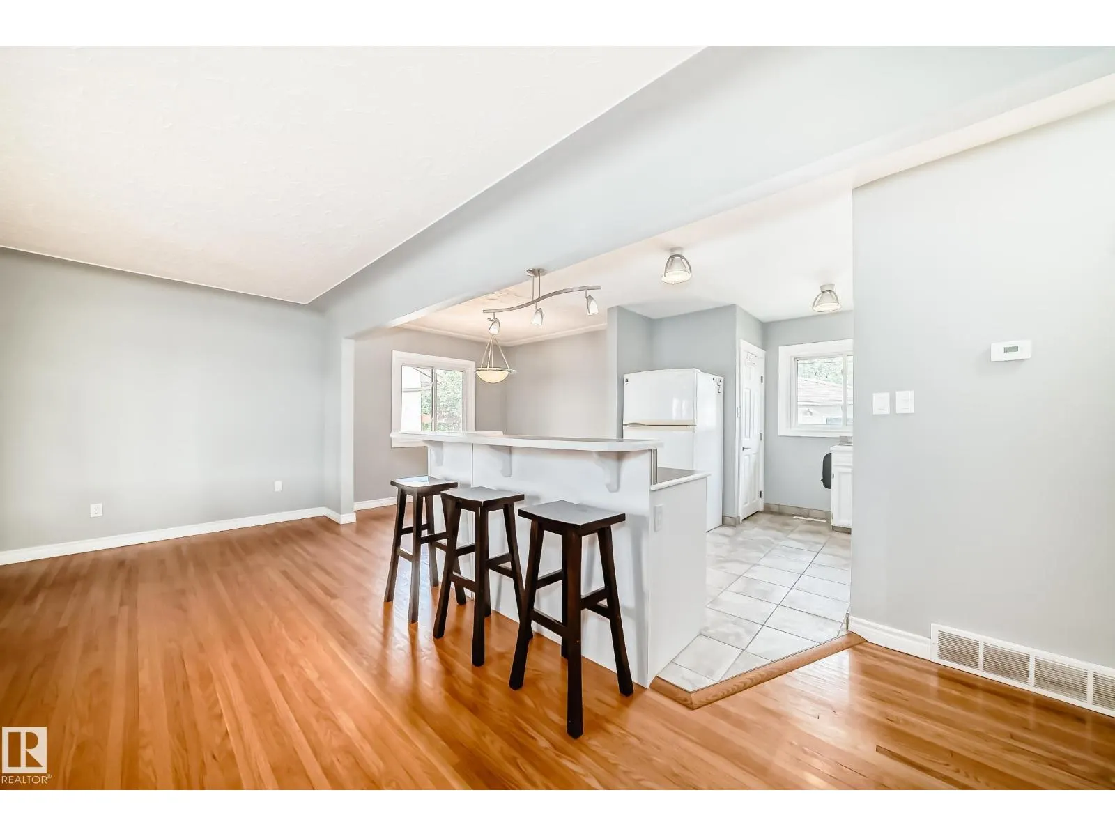 9816 63 AV NW