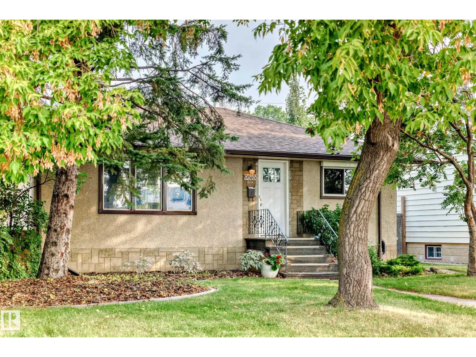 9816 63 AV NW