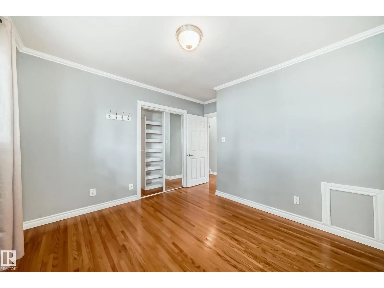 9816 63 AV NW