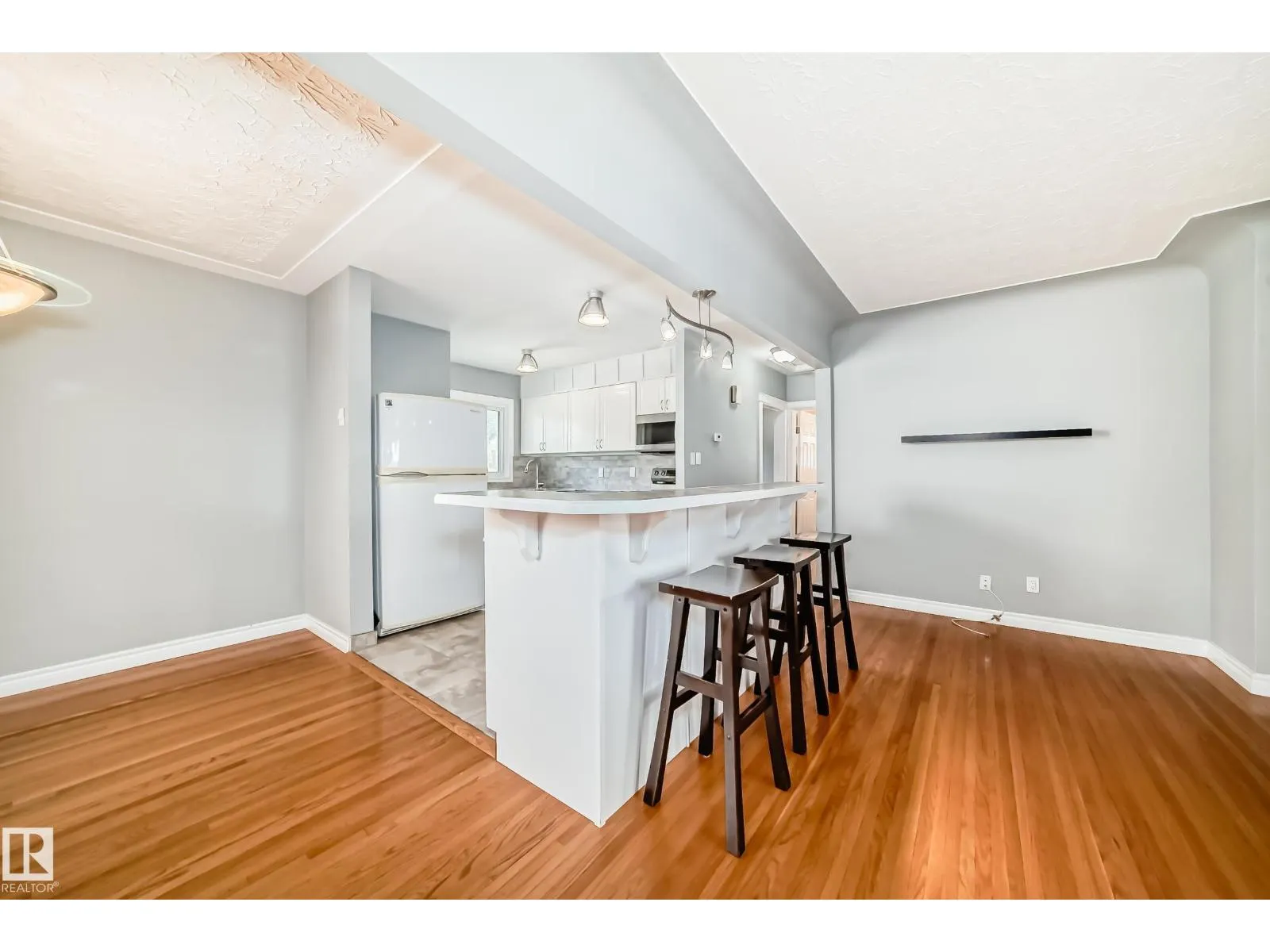 9816 63 AV NW