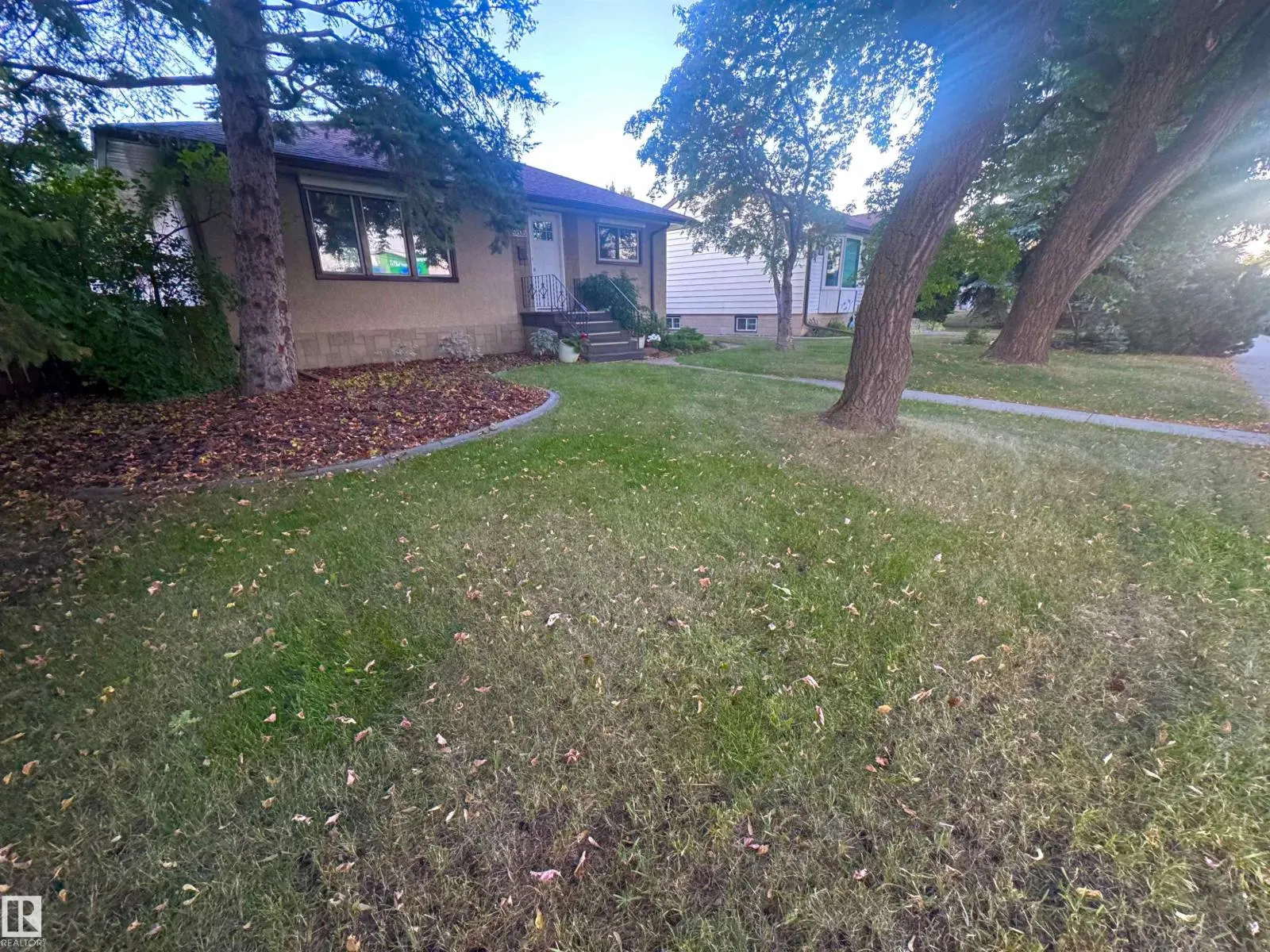 9816 63 AV NW