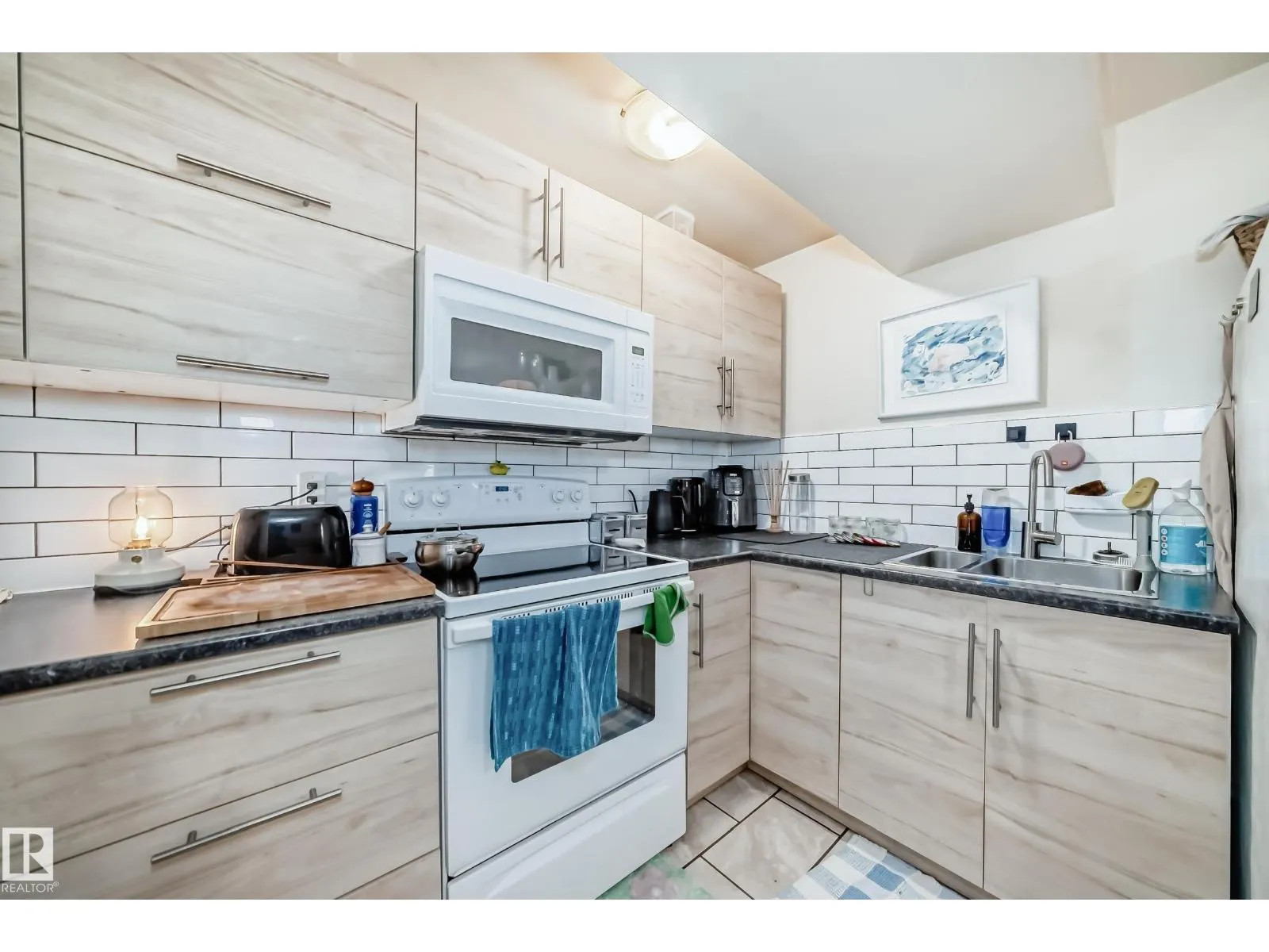 9816 63 AV NW