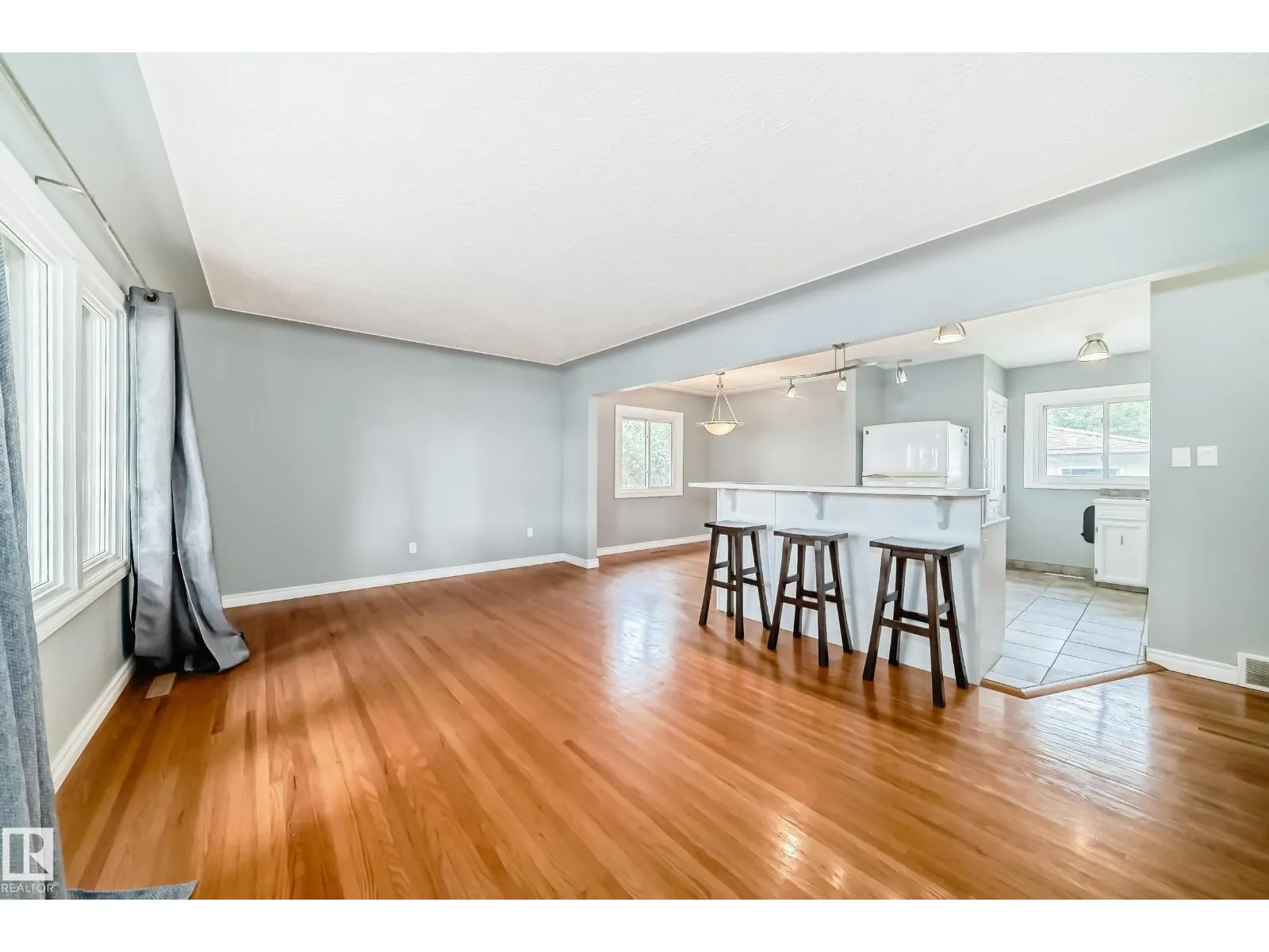 9816 63 AV NW