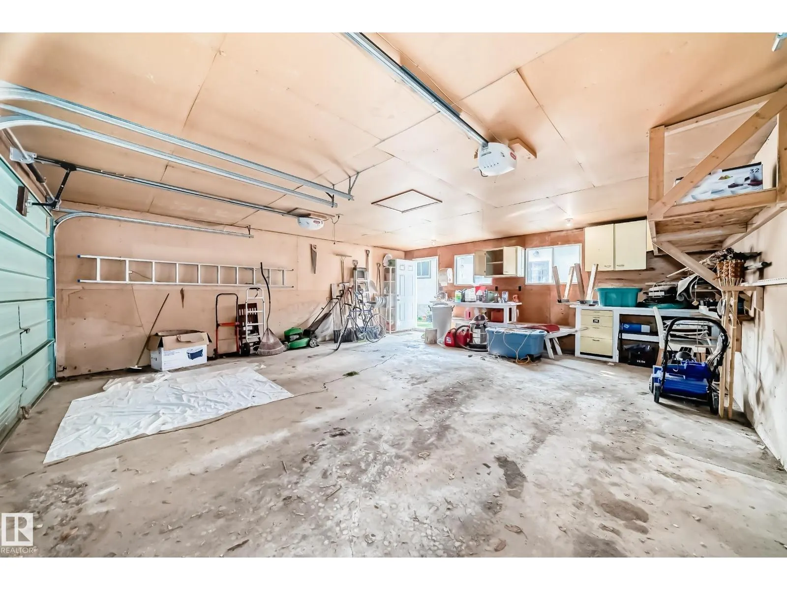 9816 63 AV NW