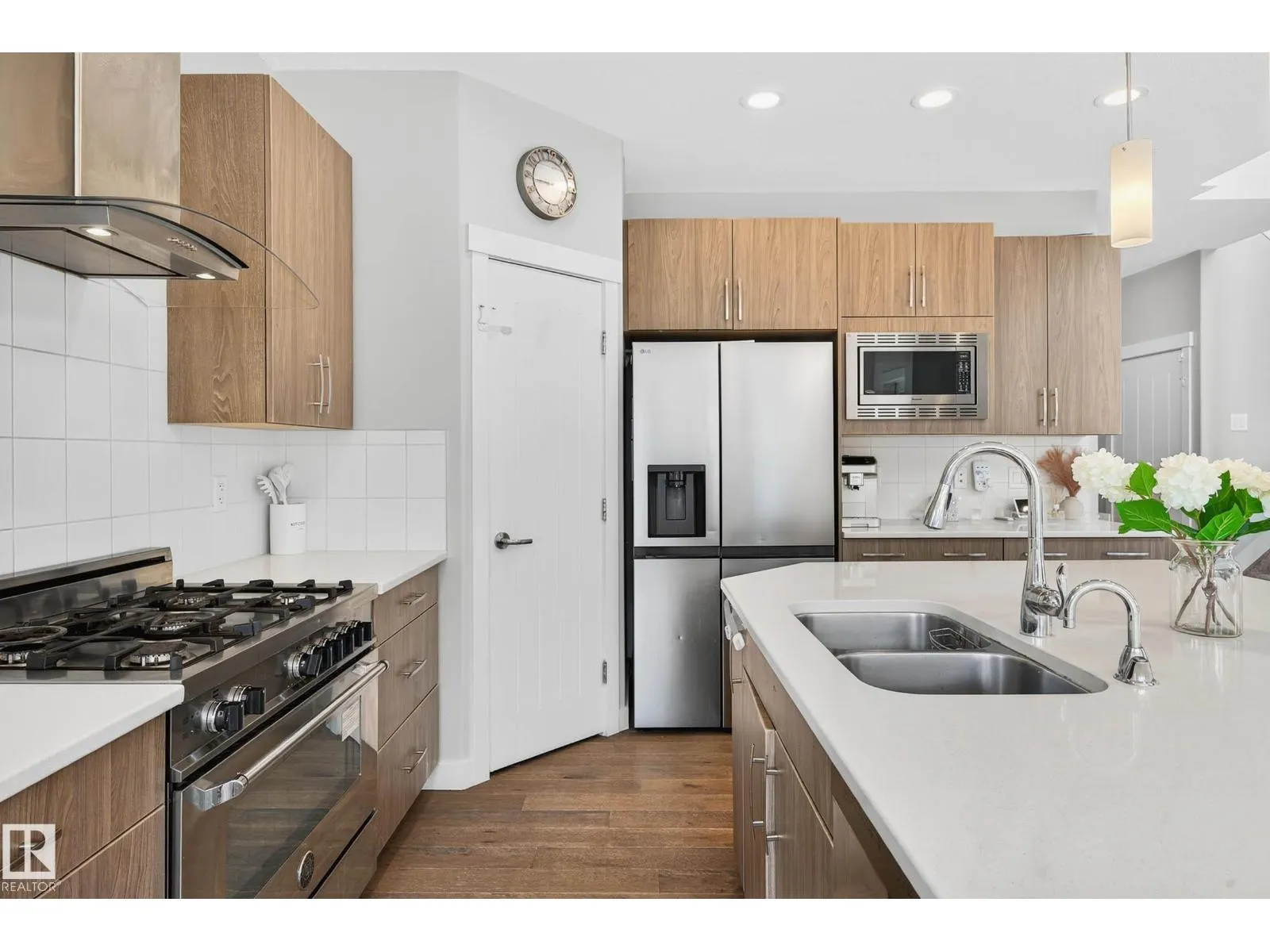 5915 19 AV SW