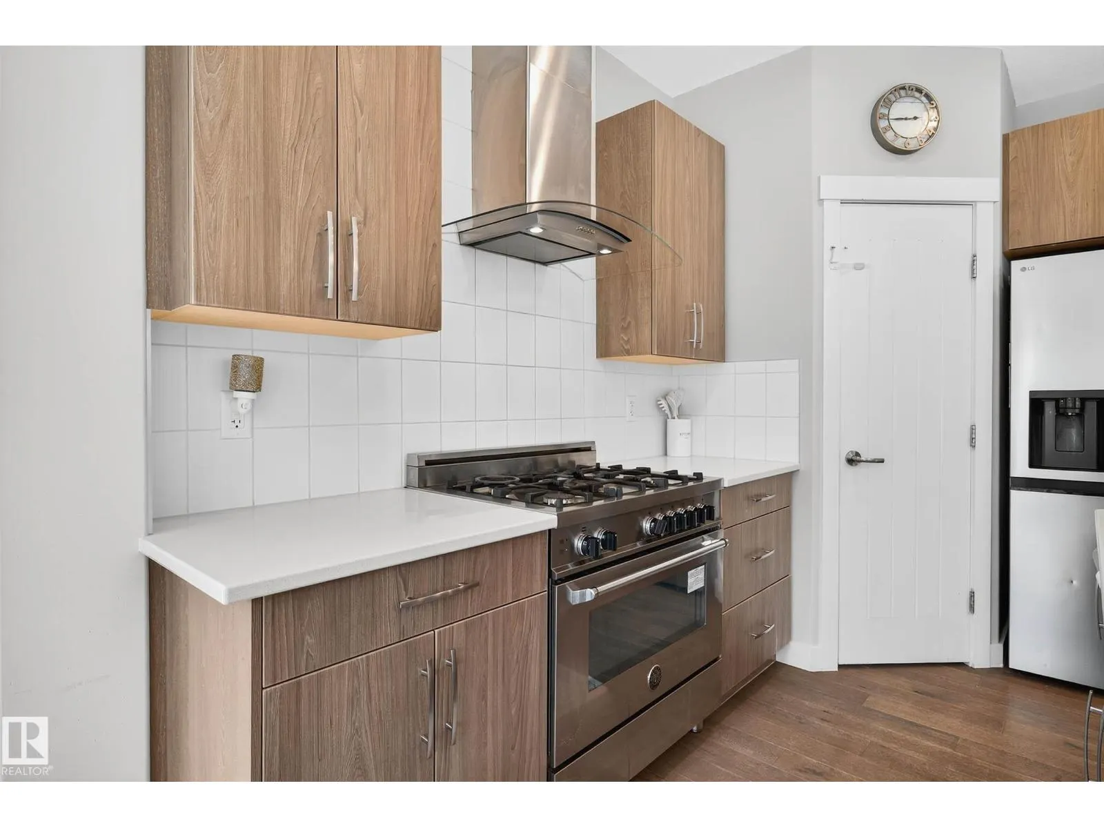 5915 19 AV SW