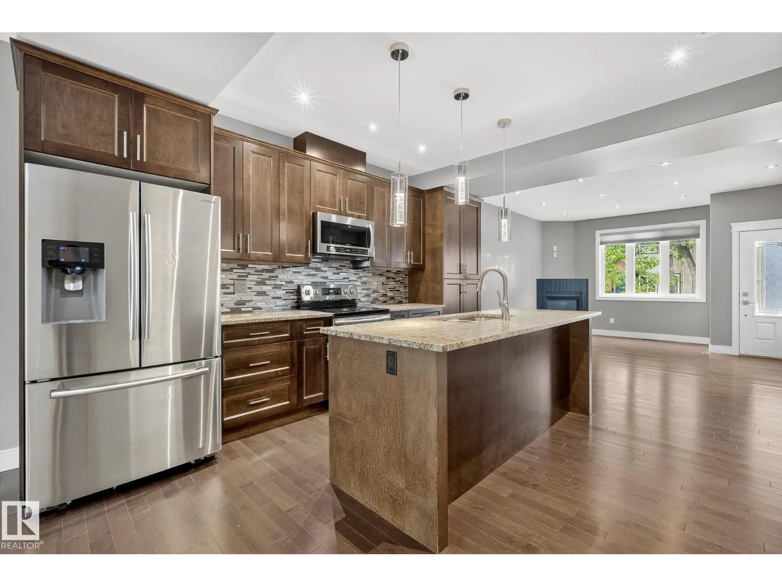 7907 105 AV NW