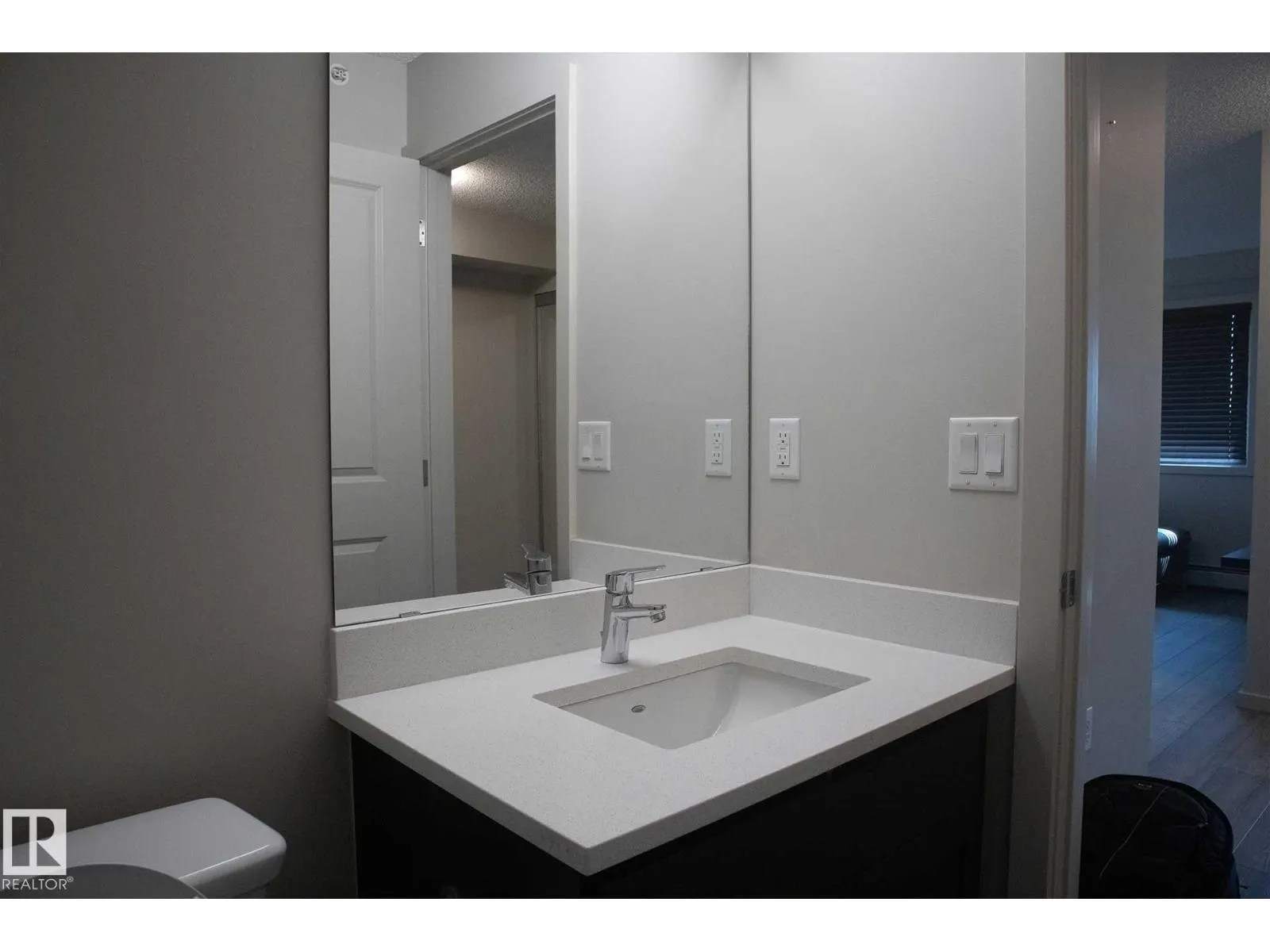 #408 5404 7 AV SW