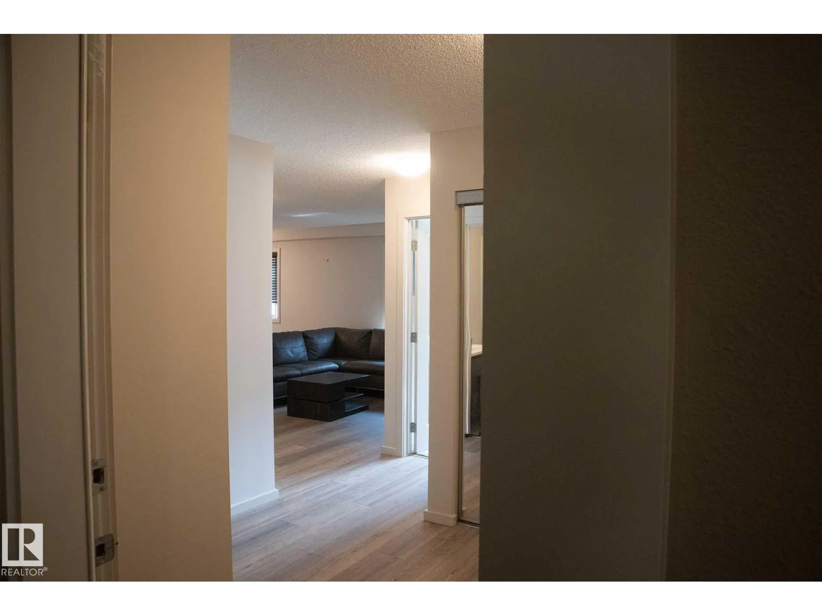 #408 5404 7 AV SW