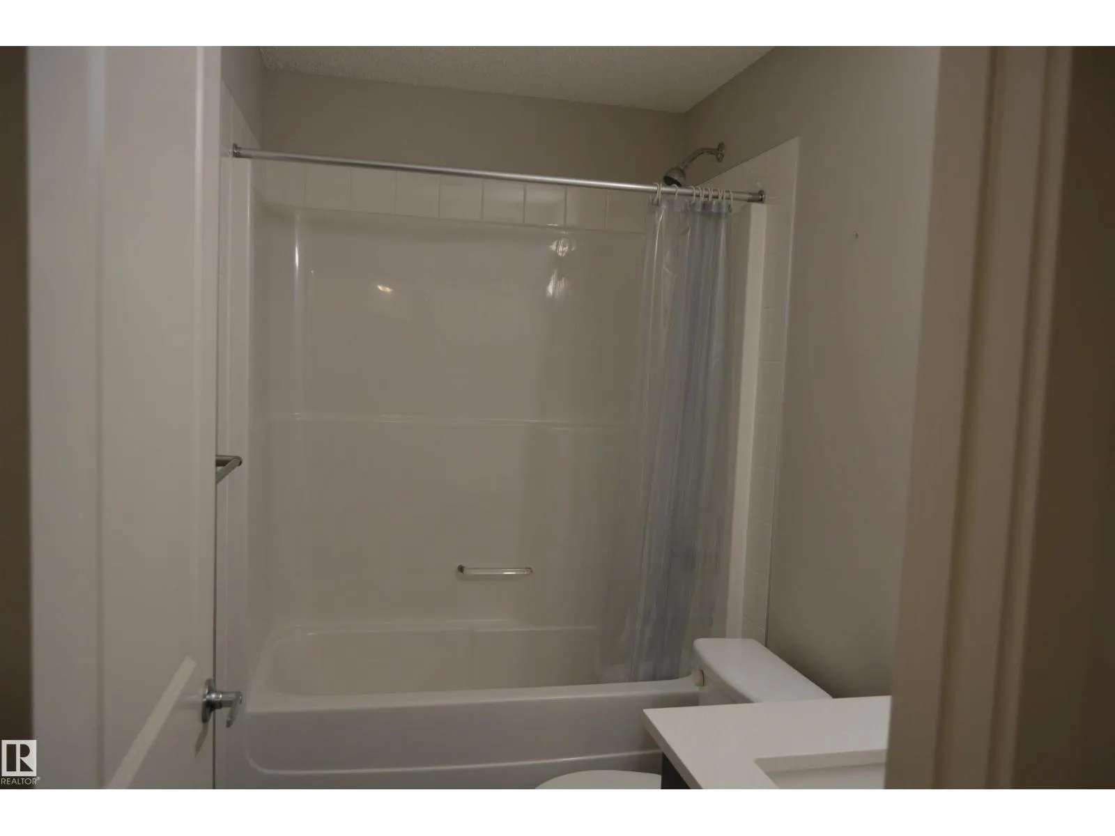 #408 5404 7 AV SW