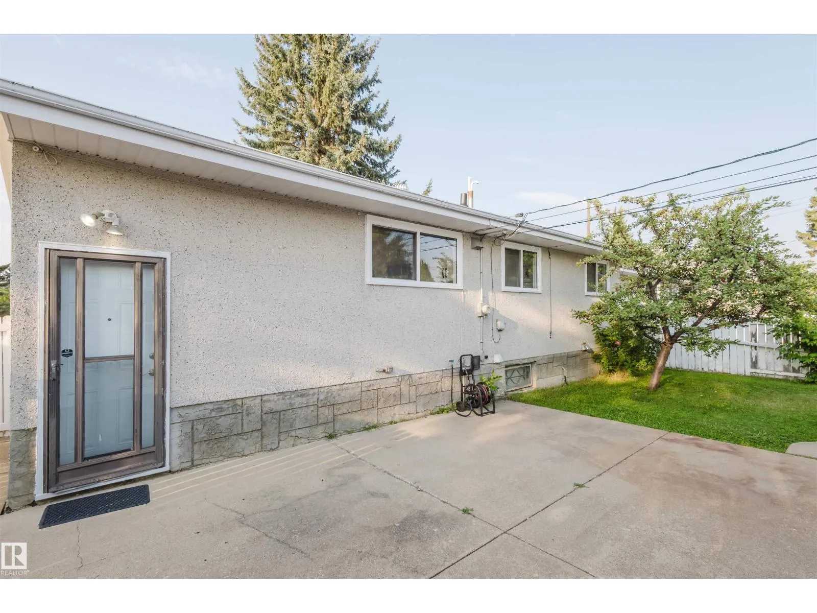 11215 41 AV NW