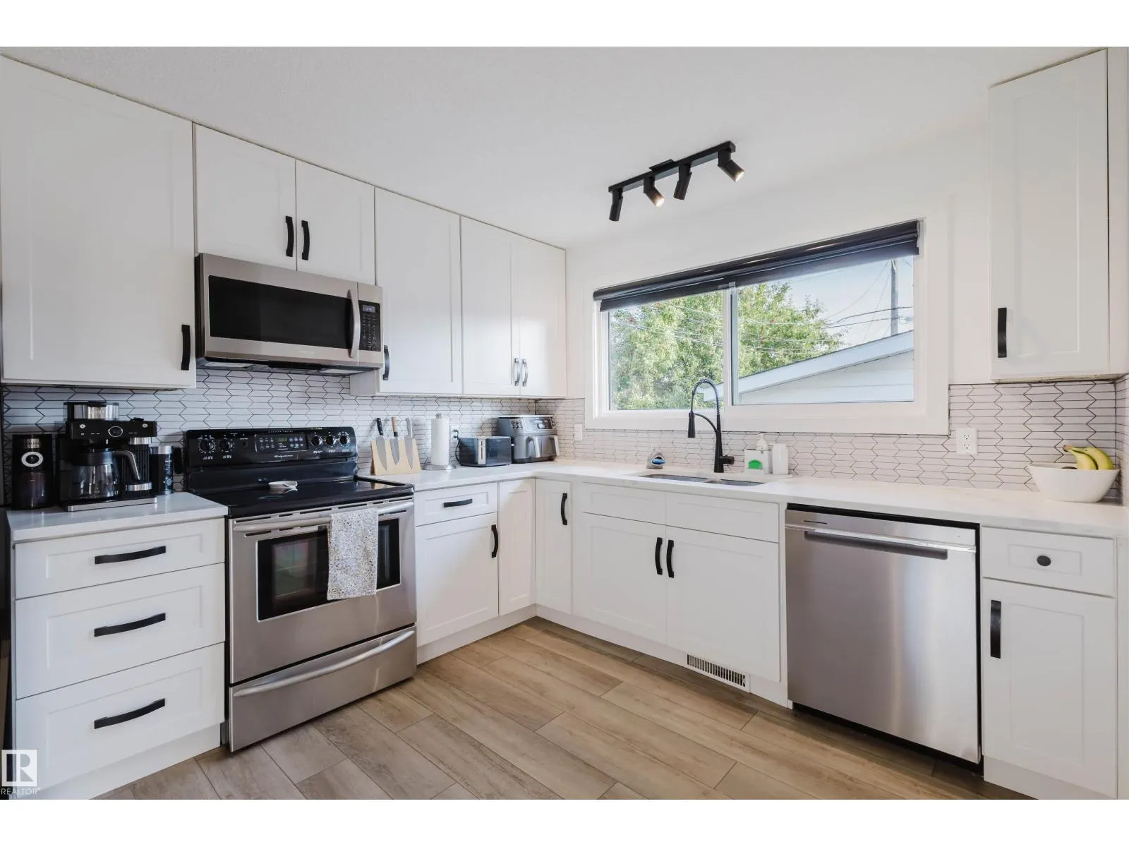 11215 41 AV NW