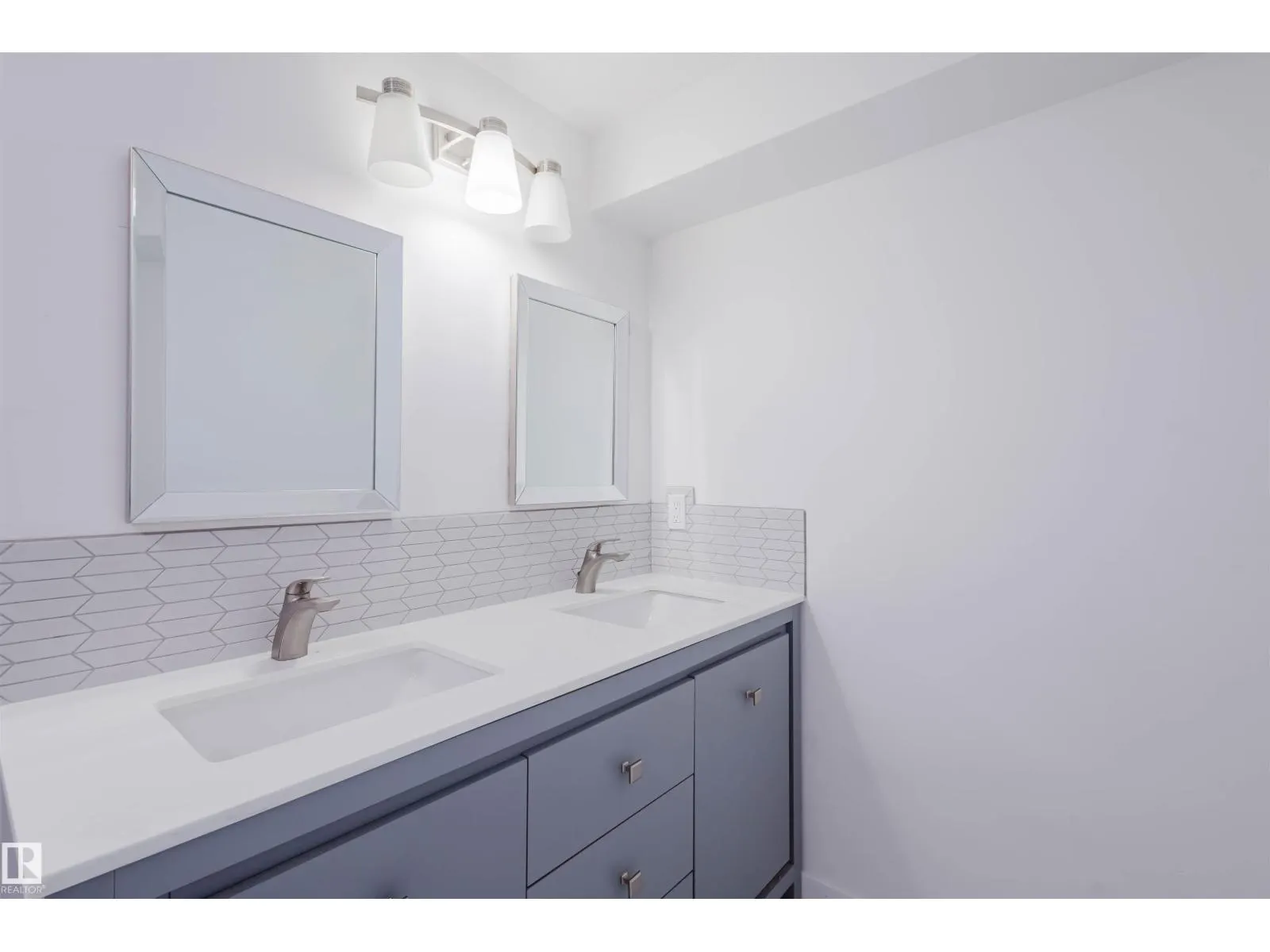 11215 41 AV NW