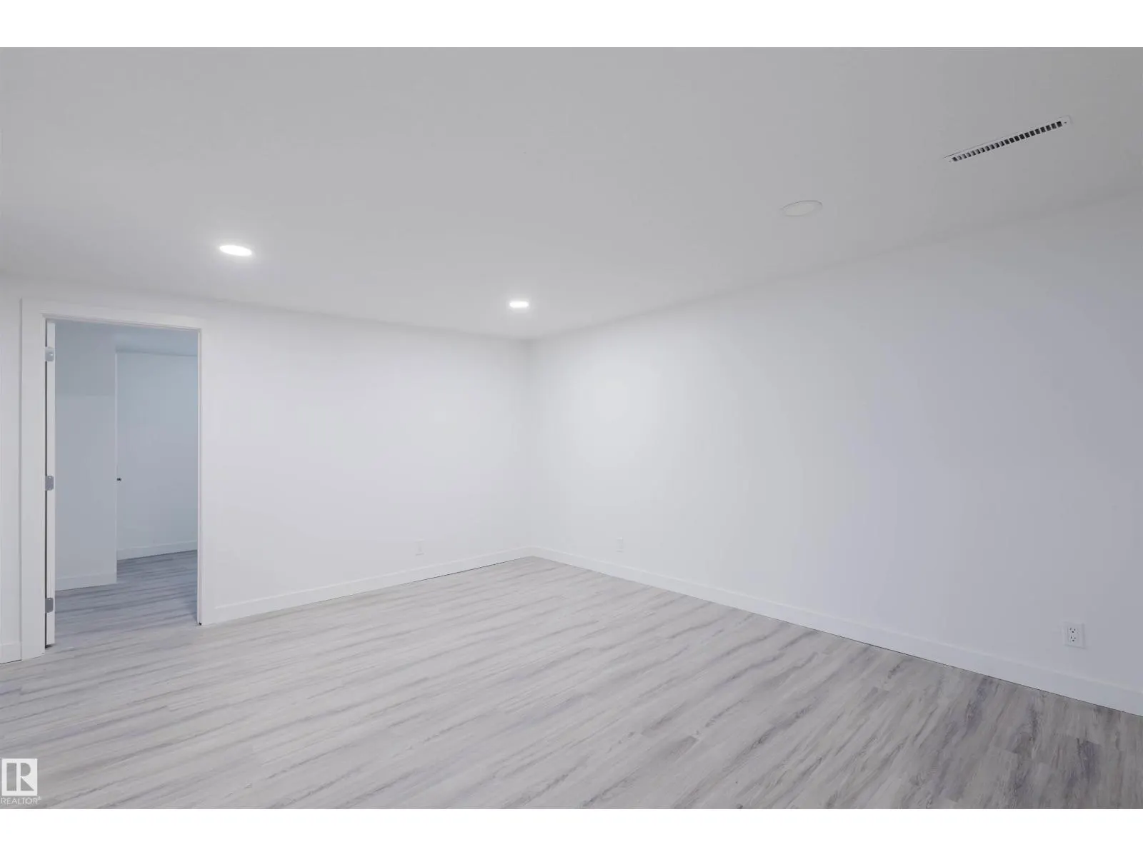 11215 41 AV NW
