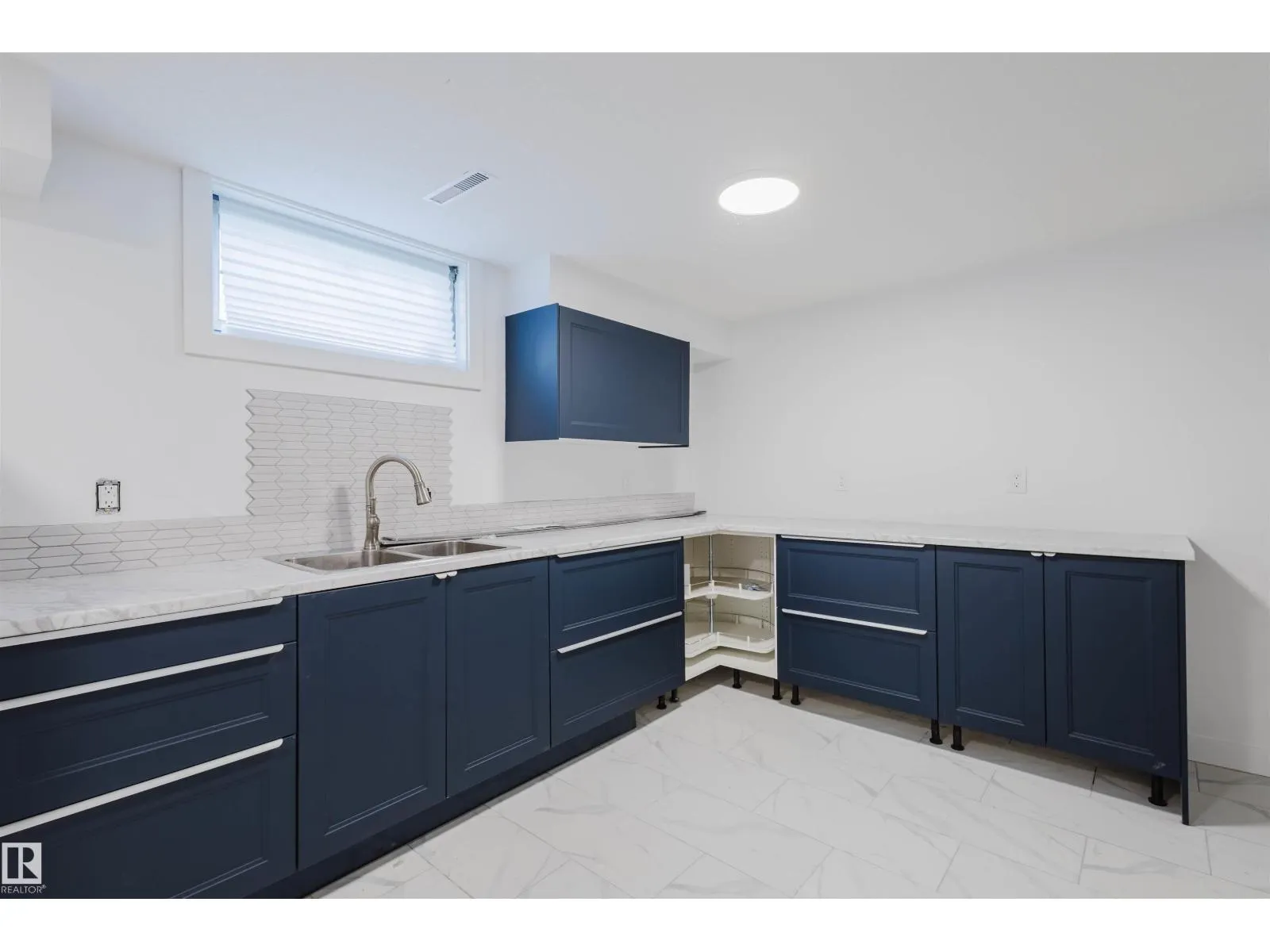 11215 41 AV NW