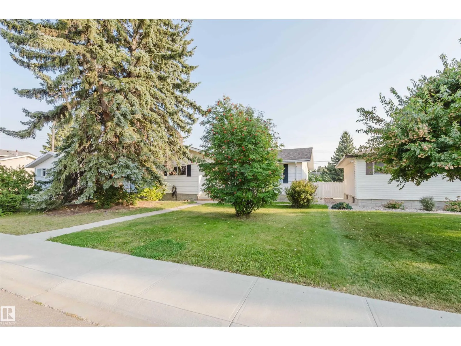 11215 41 AV NW