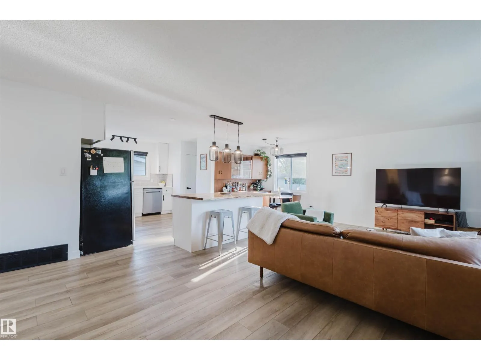 11215 41 AV NW