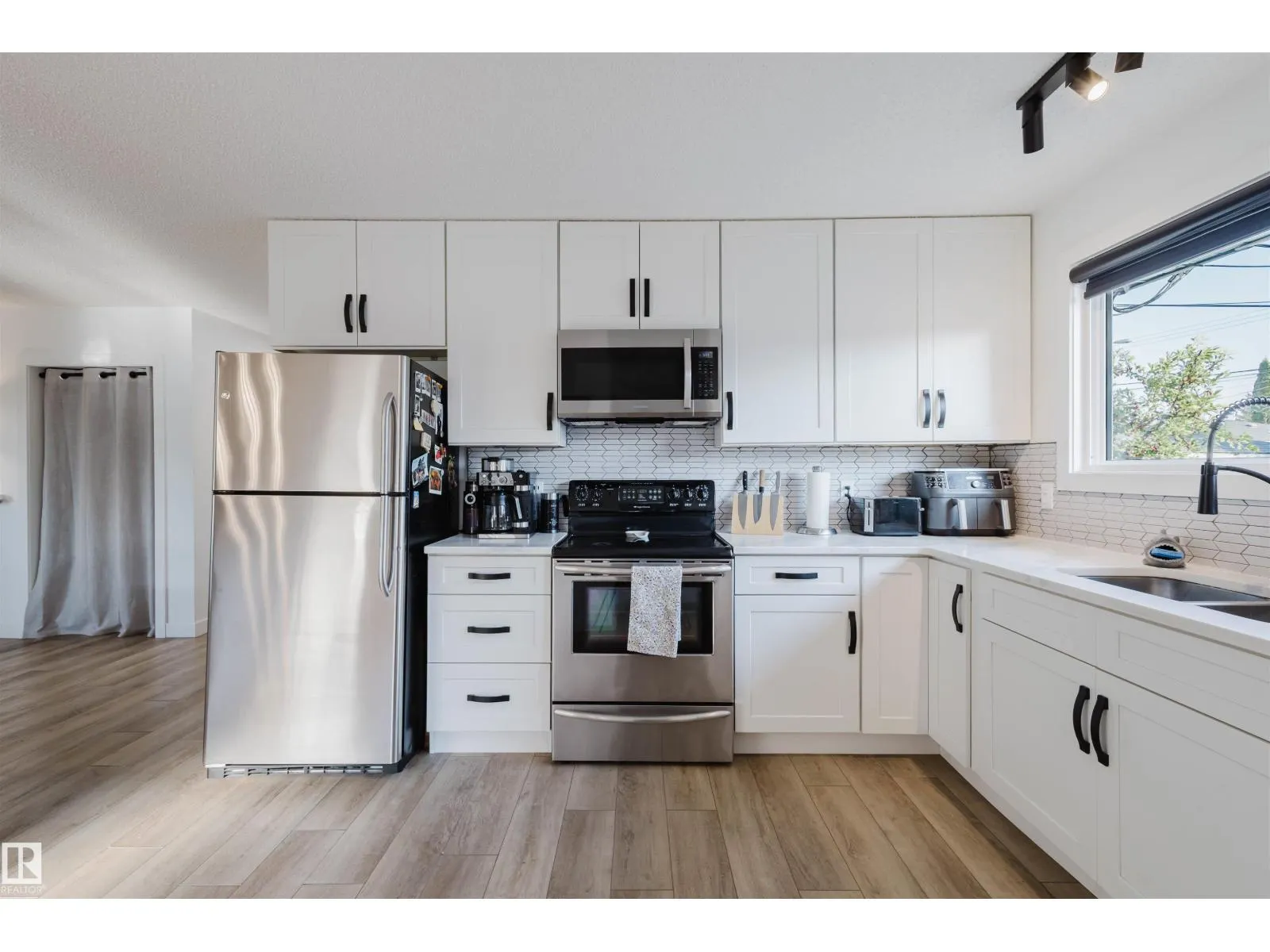 11215 41 AV NW