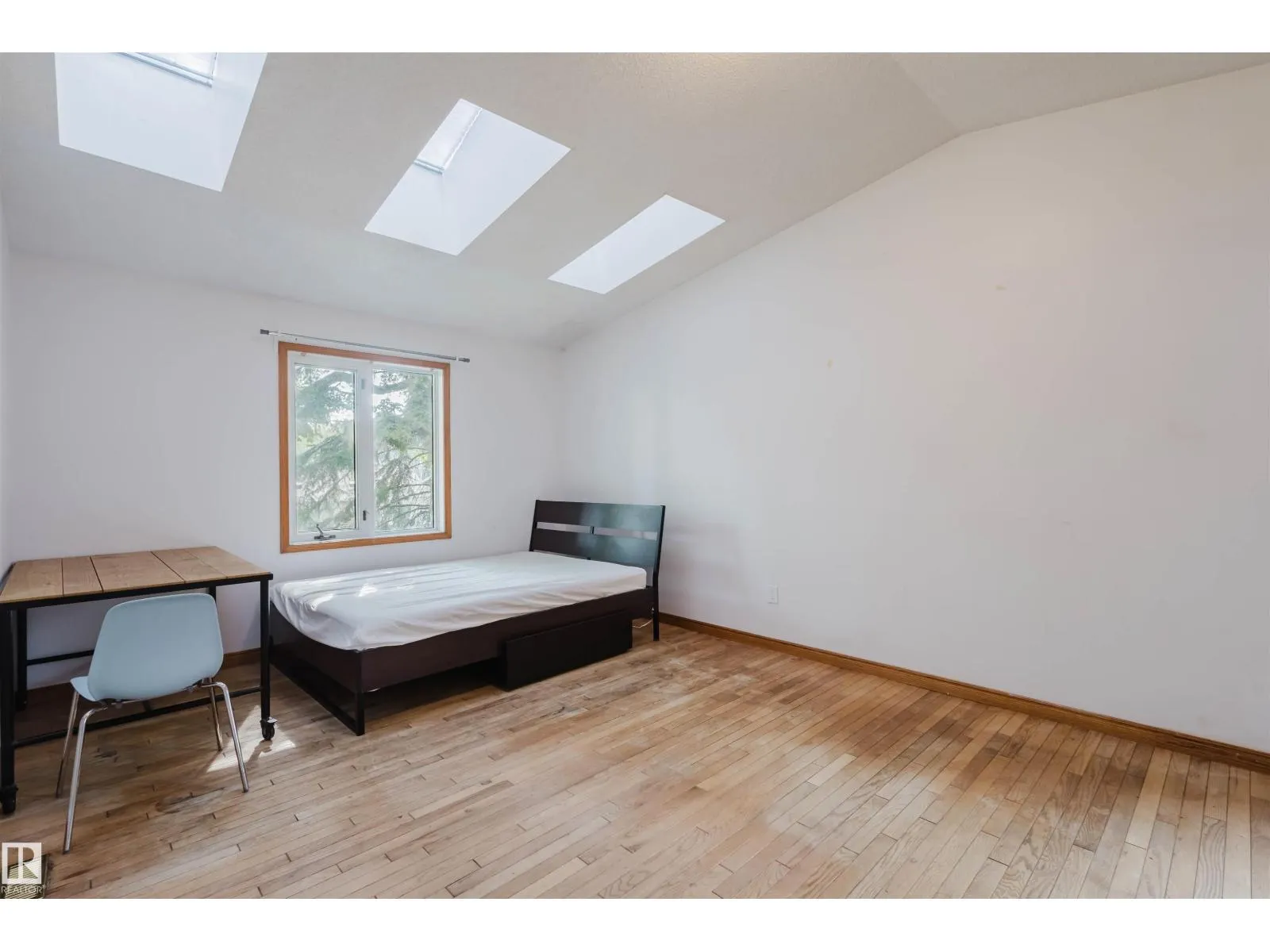 10948 75 AV NW